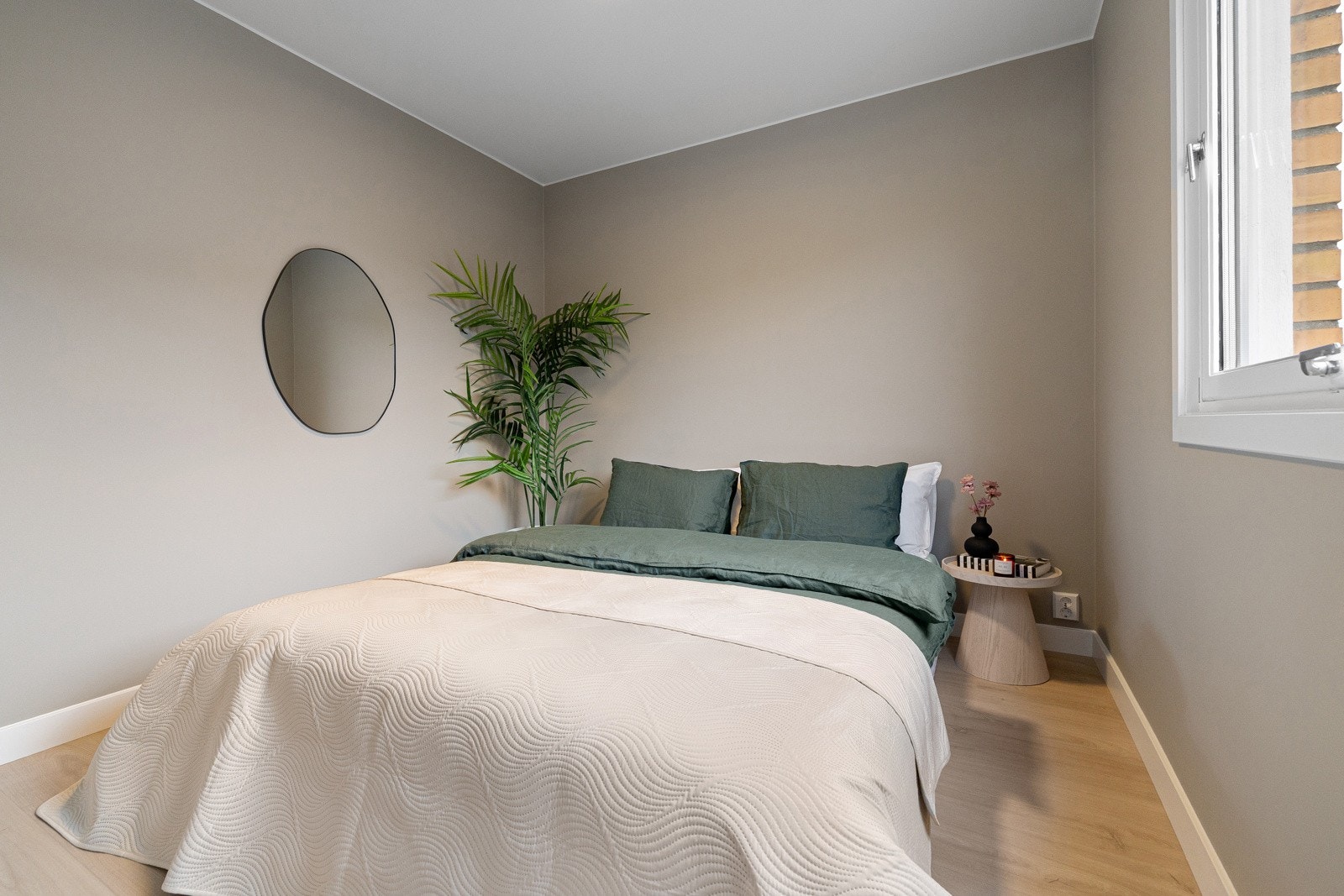 Alle overflater er slette og nymalte i 2025. Galleribilde