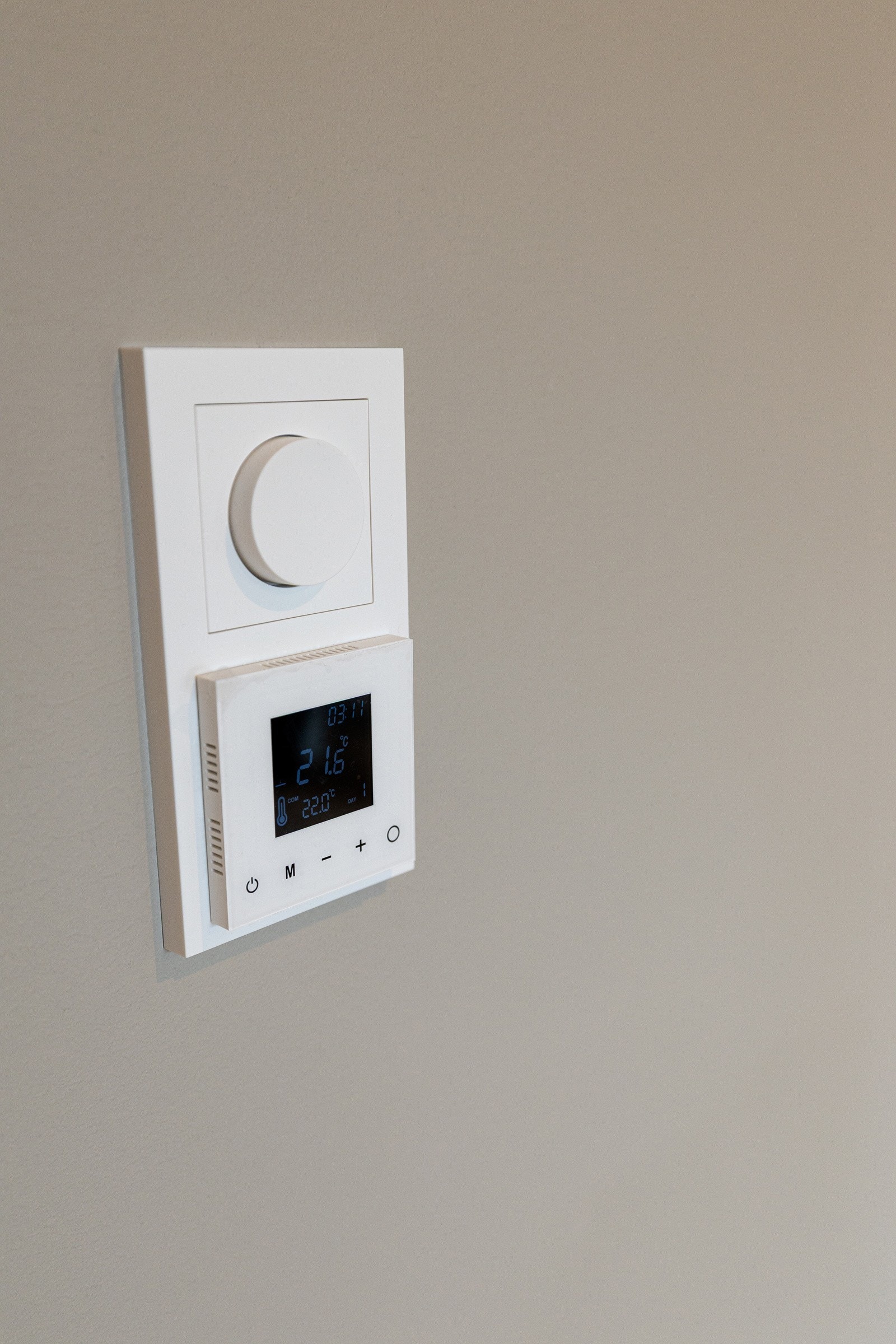 Termostatstyring og dimmere til varmekabler på baderom. Galleribilde