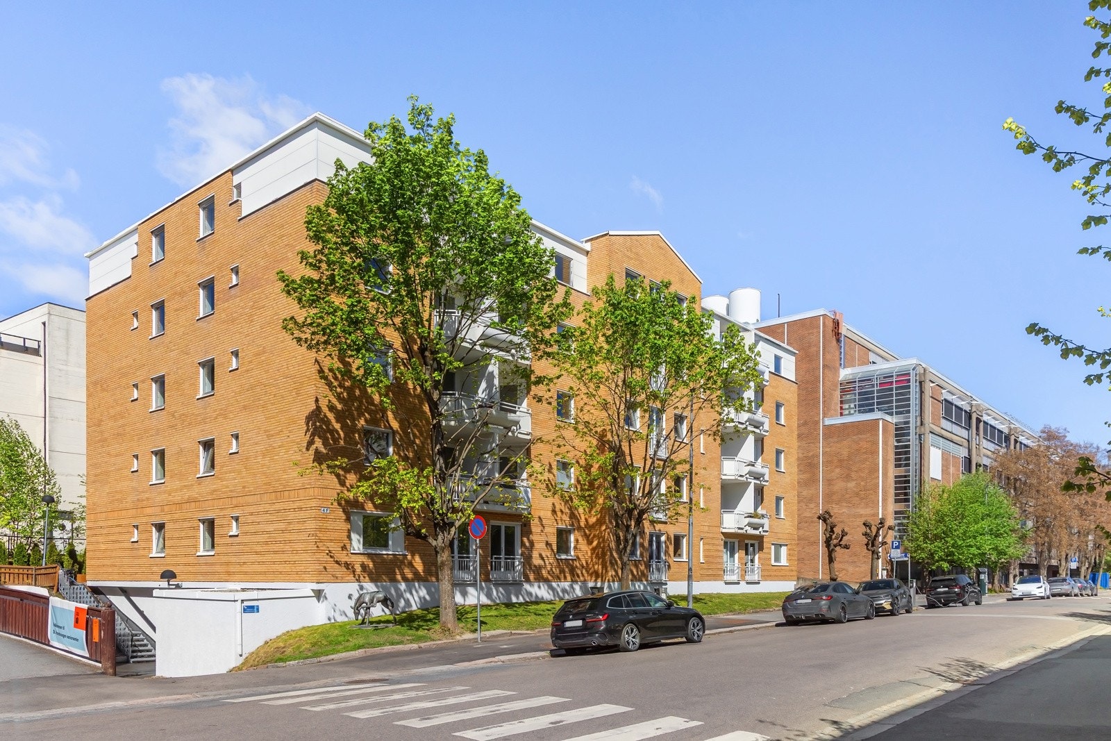 Moderne bygg oppført i 1990. Fasade blendet med teglstein som gir minimalt med vedlikeholdskostnader. Galleribilde