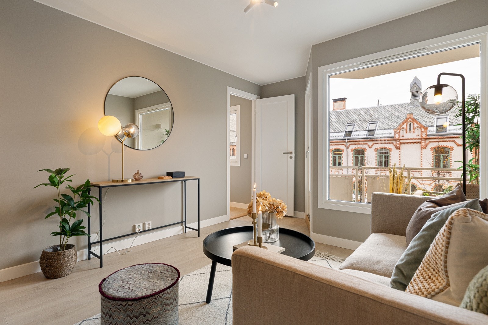 Flere sosiale soner og god plass til sofagruppe med bord, stol, puff m.m. Enkelt å innrede med TV på vegg. Galleribilde