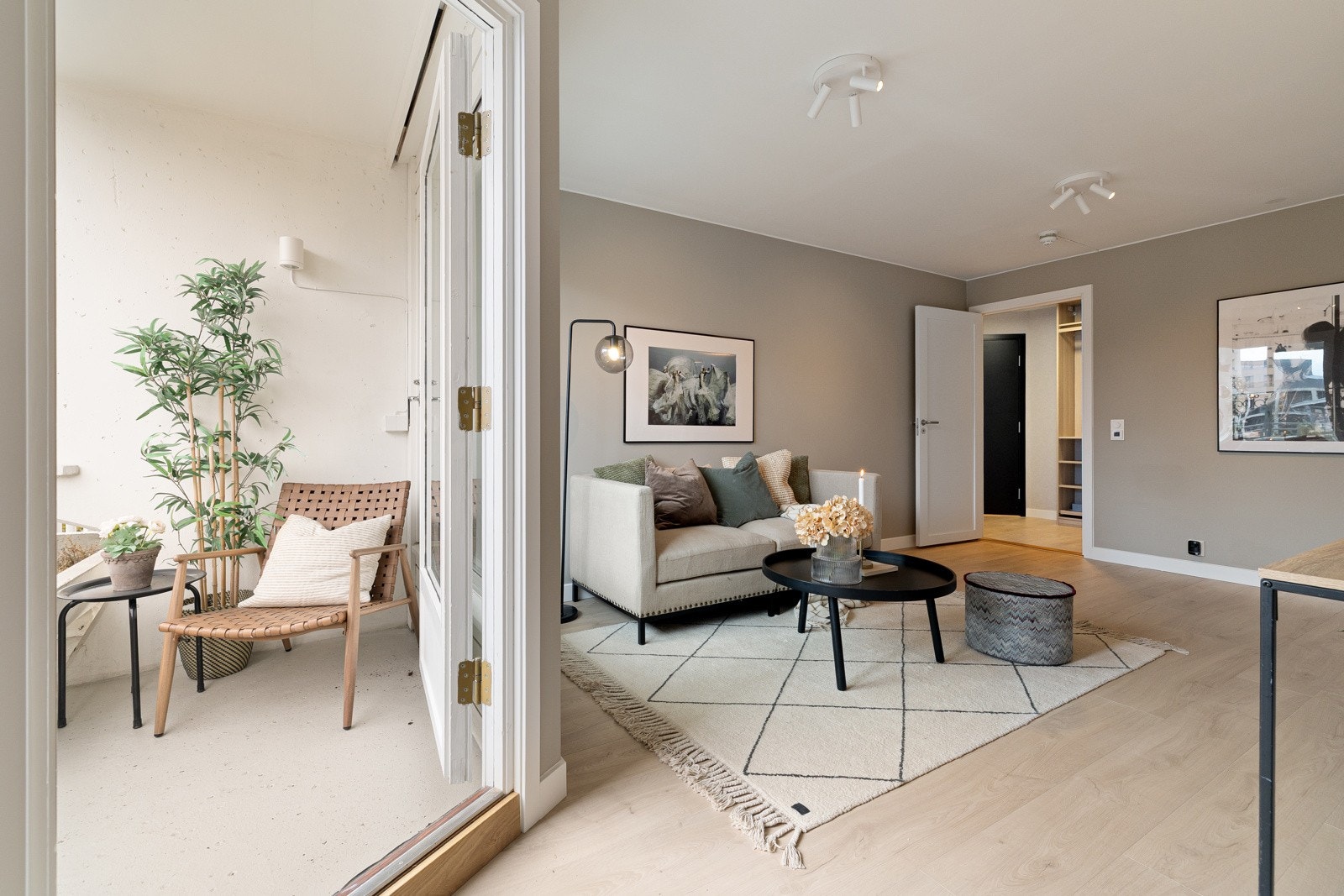 Utgang til balkong som en ideell forlengelse av stuen store deler av året. Galleribilde