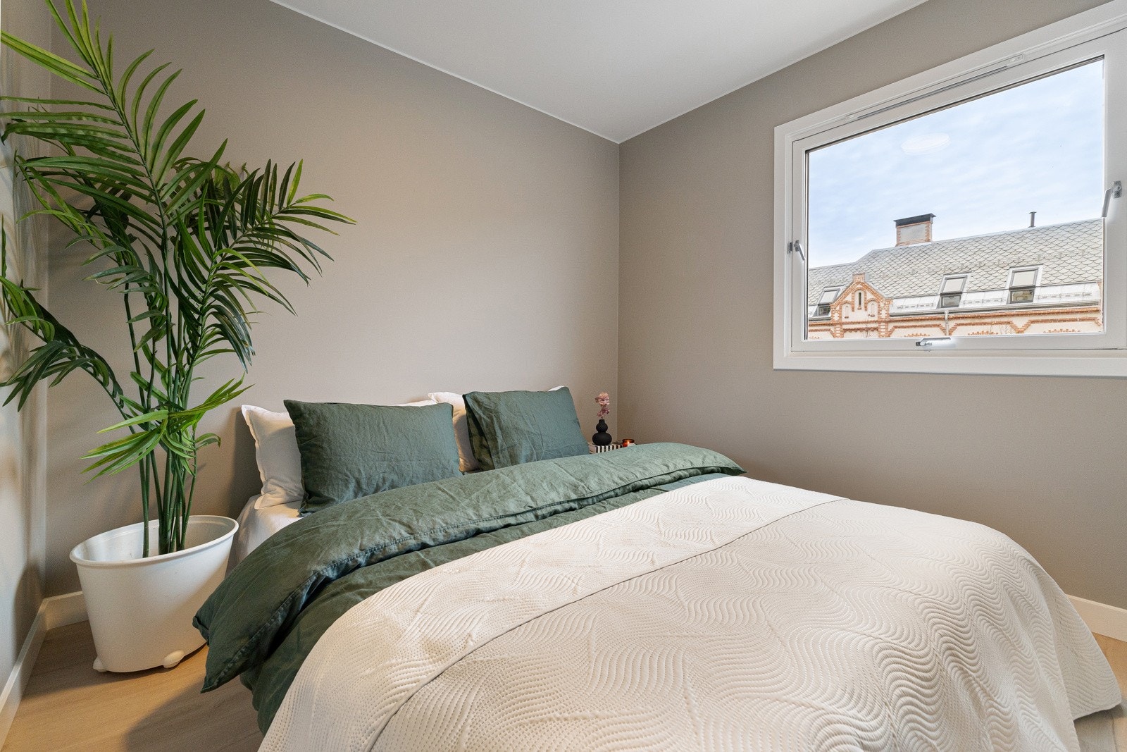 God plass til dobbeltseng, nattbord og garderobeskap. Galleribilde