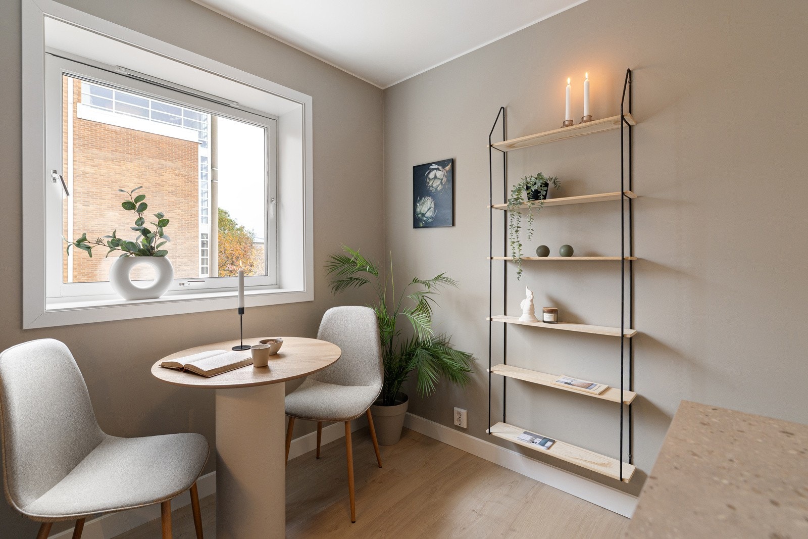 Hjørneleilighet med lysinnslipp fra to himmelretninger. Spiseplass på kjøkkenet. Galleribilde