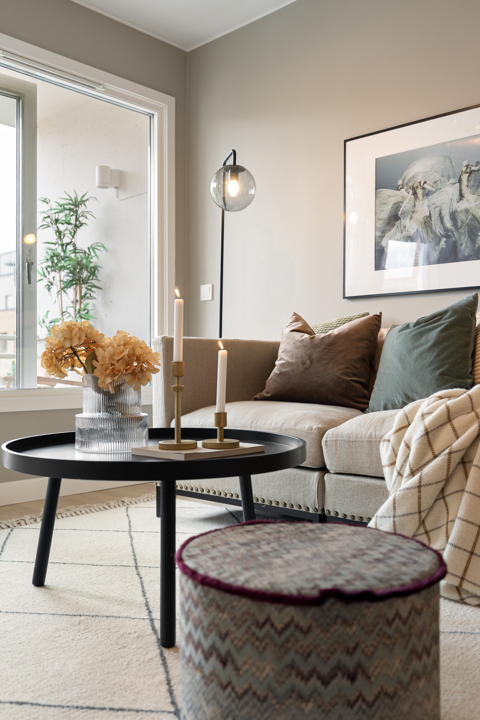 Fibernett og varmtvann er inkludert i fellesutgiftene. Lave fellesutgifter på kun kr. 2722/mnd. Galleribilde