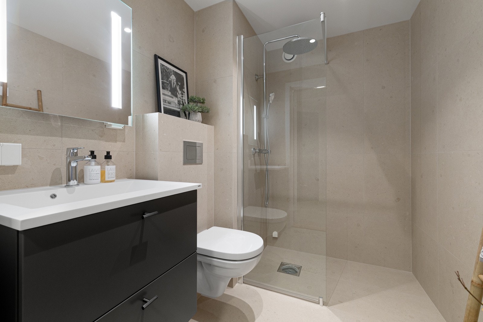 Nyoppusset baderom i 2025. Lekker innredning fra Huseby. Ekstra romslig dusjhjørne med waterfall- og hånddusj. Galleribilde