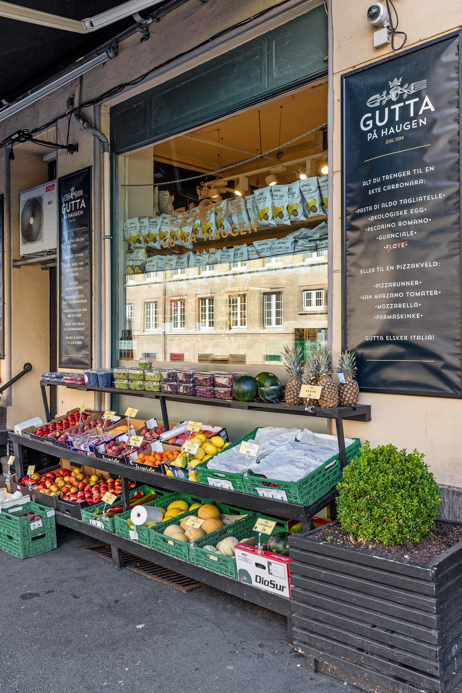 Gutta på Haugen på St. Hanshaugen med et utvalg utenom det vanlige. Galleribilde