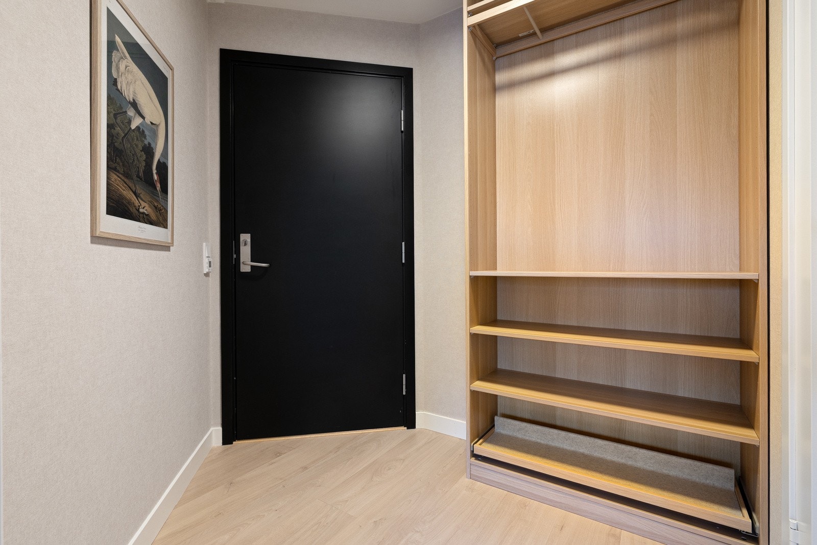 Ny inngangsdør i 2025. Det er satt inn garderobeinnredning i entré som medfølger salget. Galleribilde