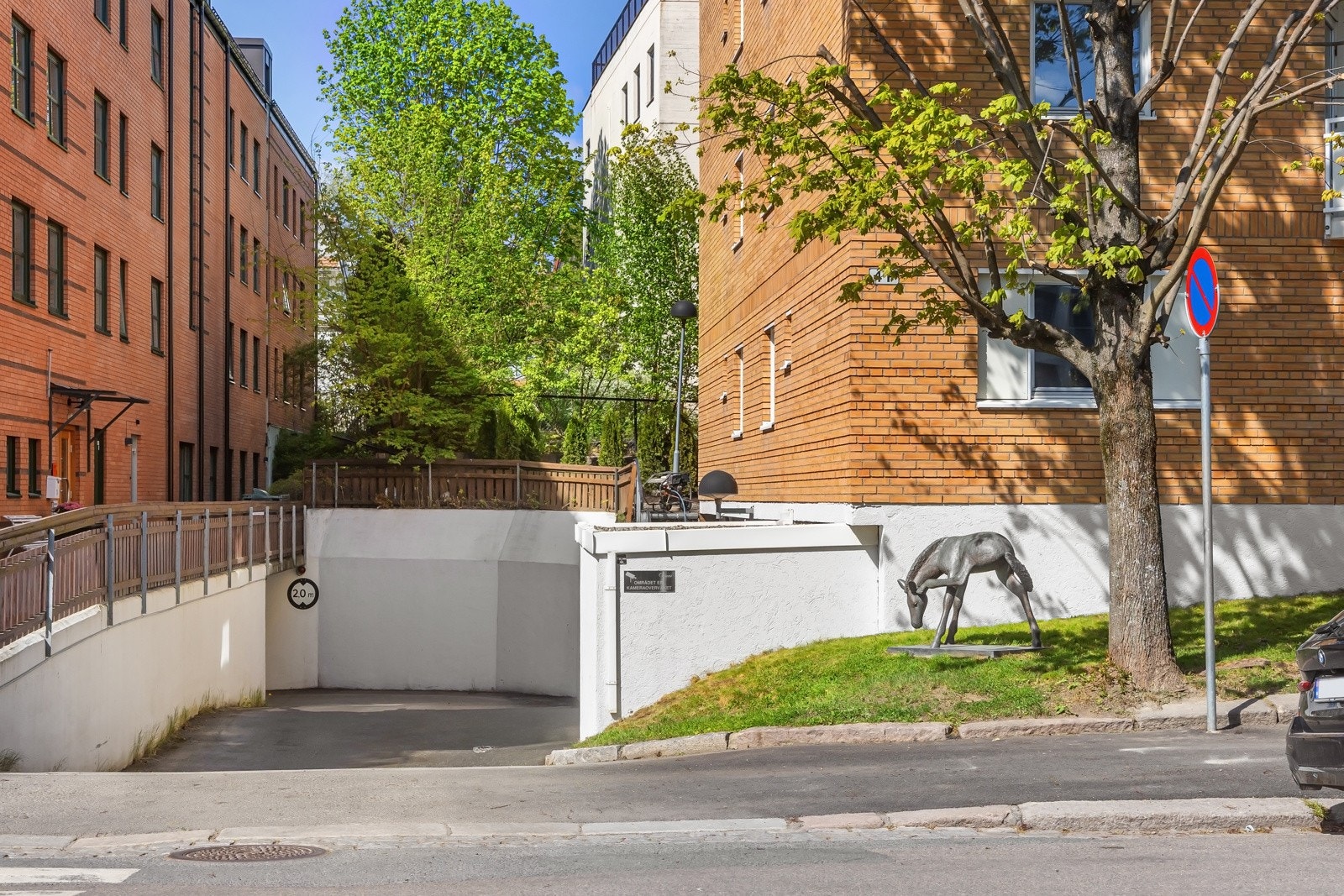 Garasjekjeller i bygget med direkte heisadkomst til leilighetsplan. Galleribilde