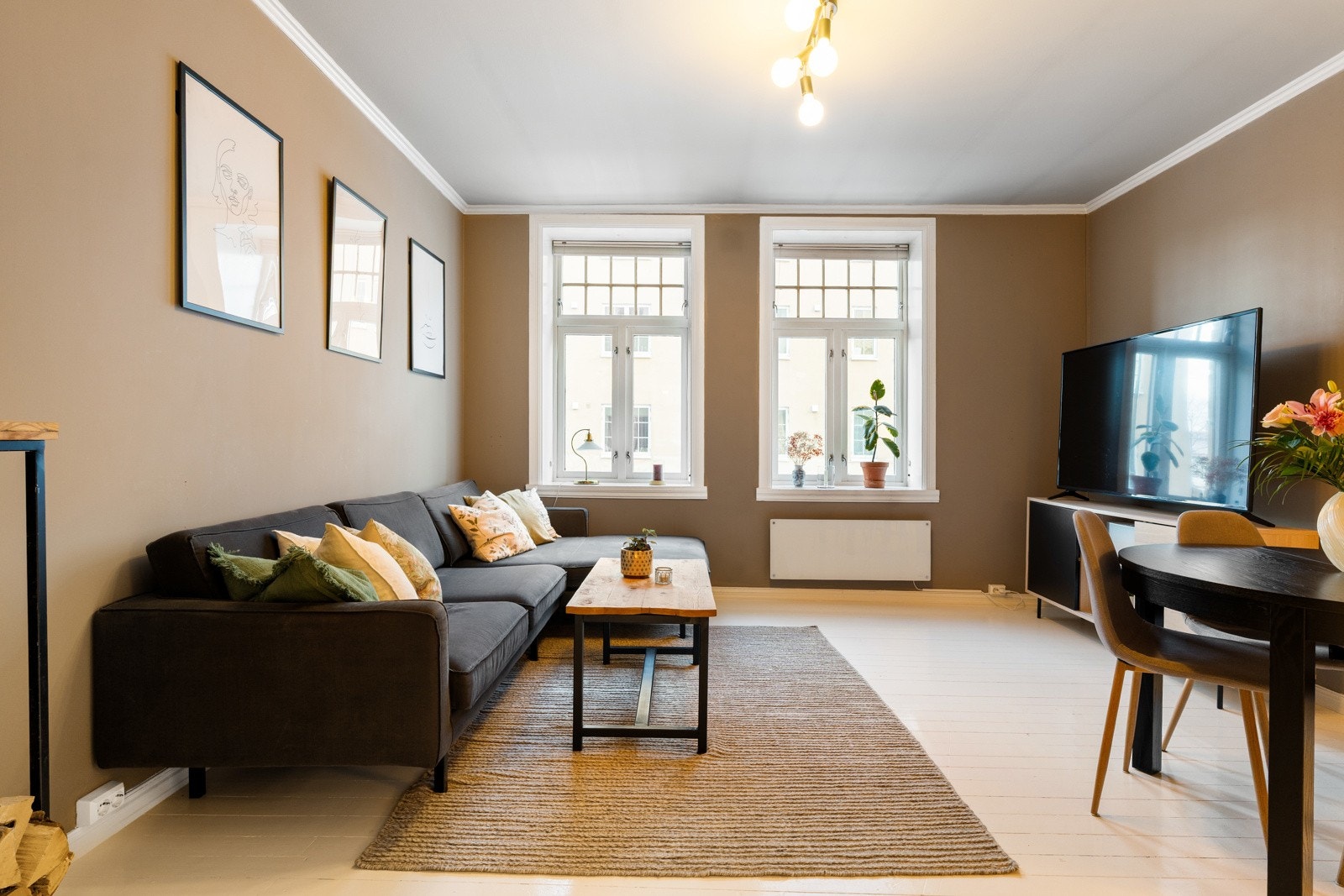 Gjennomgående fremstår leiligheten svært romslig. De store vinduene ved endeveggen gir godt med naturlig lysinnslipp til hele allrommet. Galleribilde