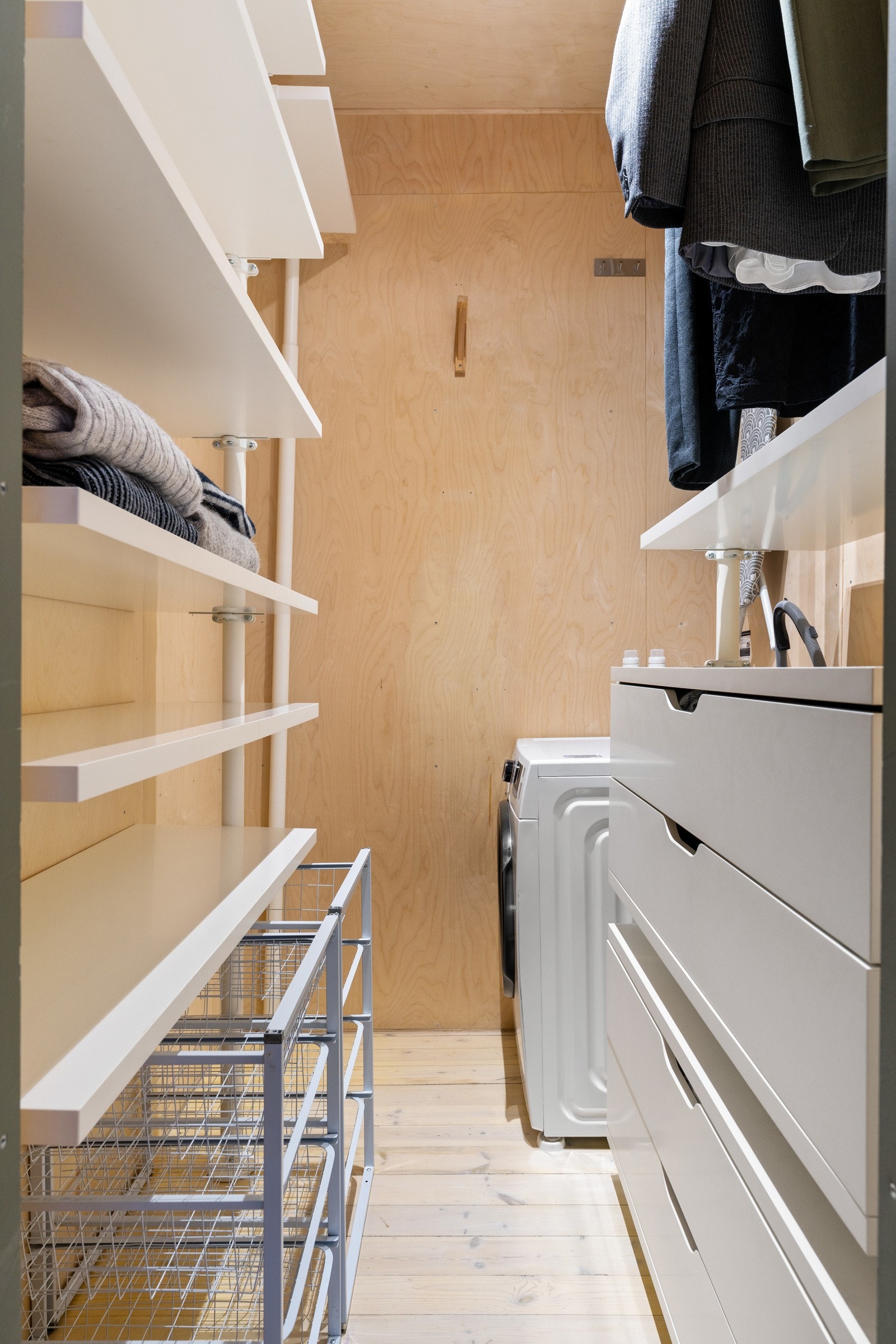 Like ved soverommet er det romslig garderobe med rikelig plass for oppbevaring. Installert vaskemaskin. Galleribilde