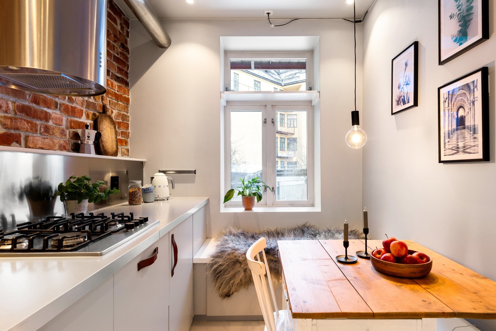 Det er godt med oppbevaringsplass for diverse kjøkkenutstyr i flere skuffer og skap. Galleribilde