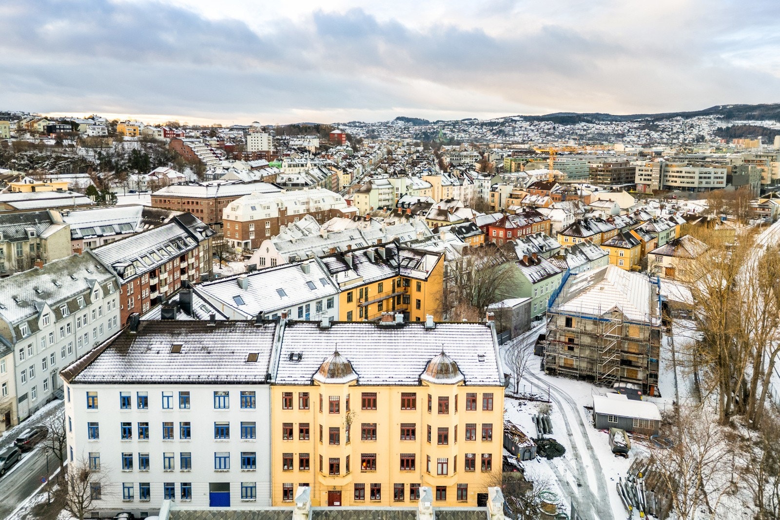 Leiligheten ligger plassert i høy 1. etasje, med egen adkomst via trappeløp. Galleribilde