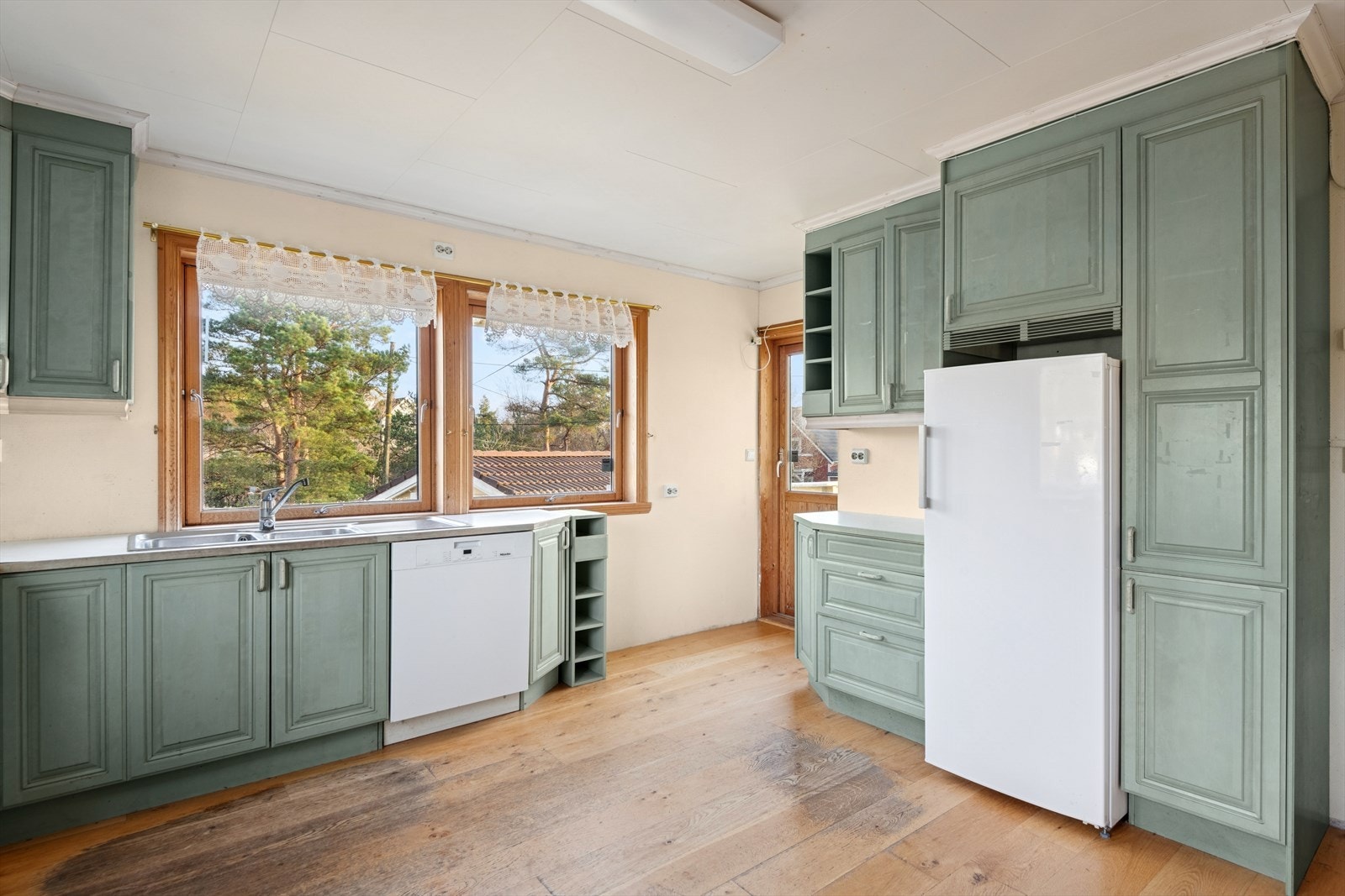 Rikelig med skap- og benkeplass. Galleribilde