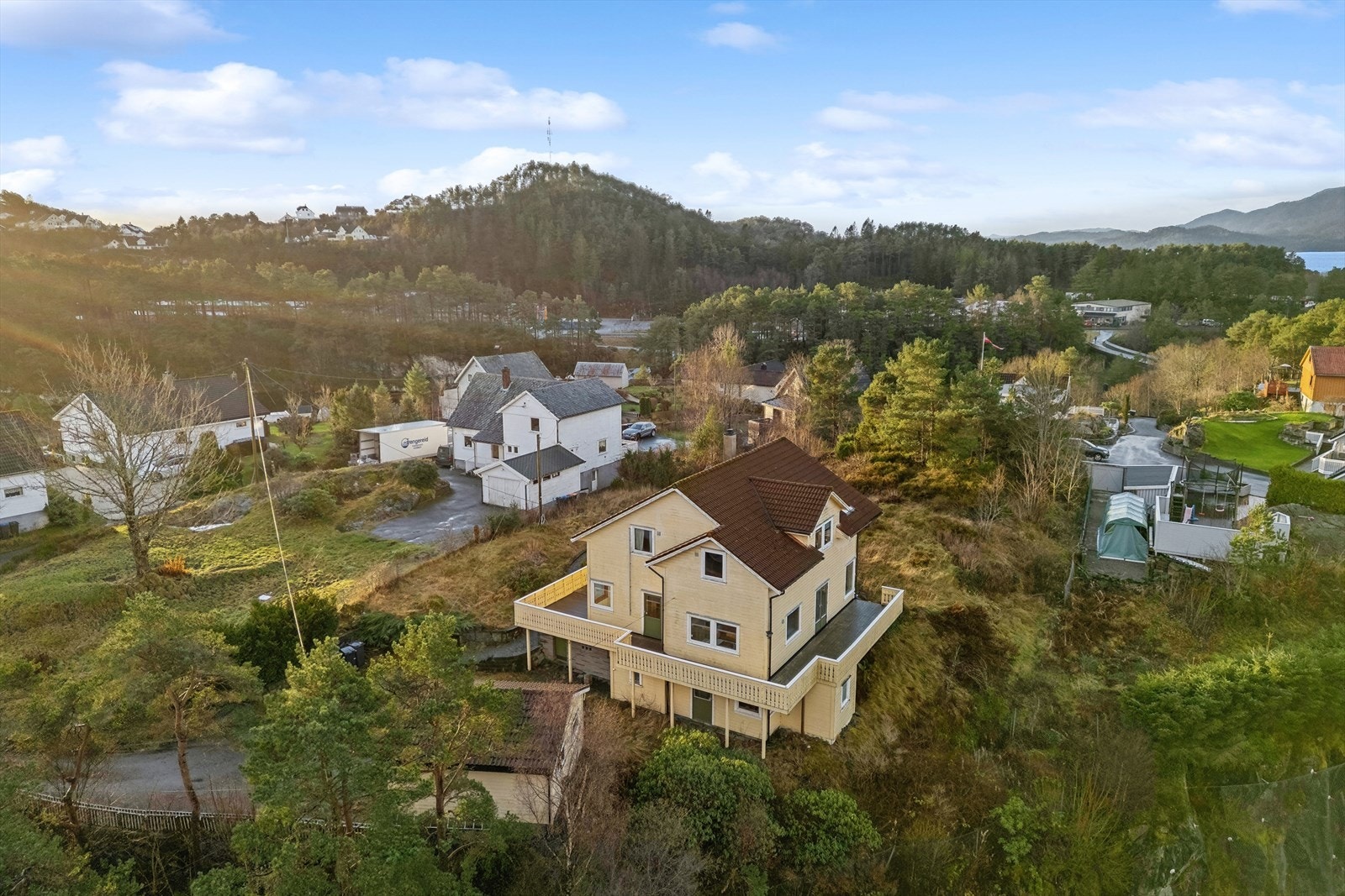 Boligen ligger fint til i et familievennlig område med kort vei skoler, barnehager og dagligvarebutikker. Galleribilde