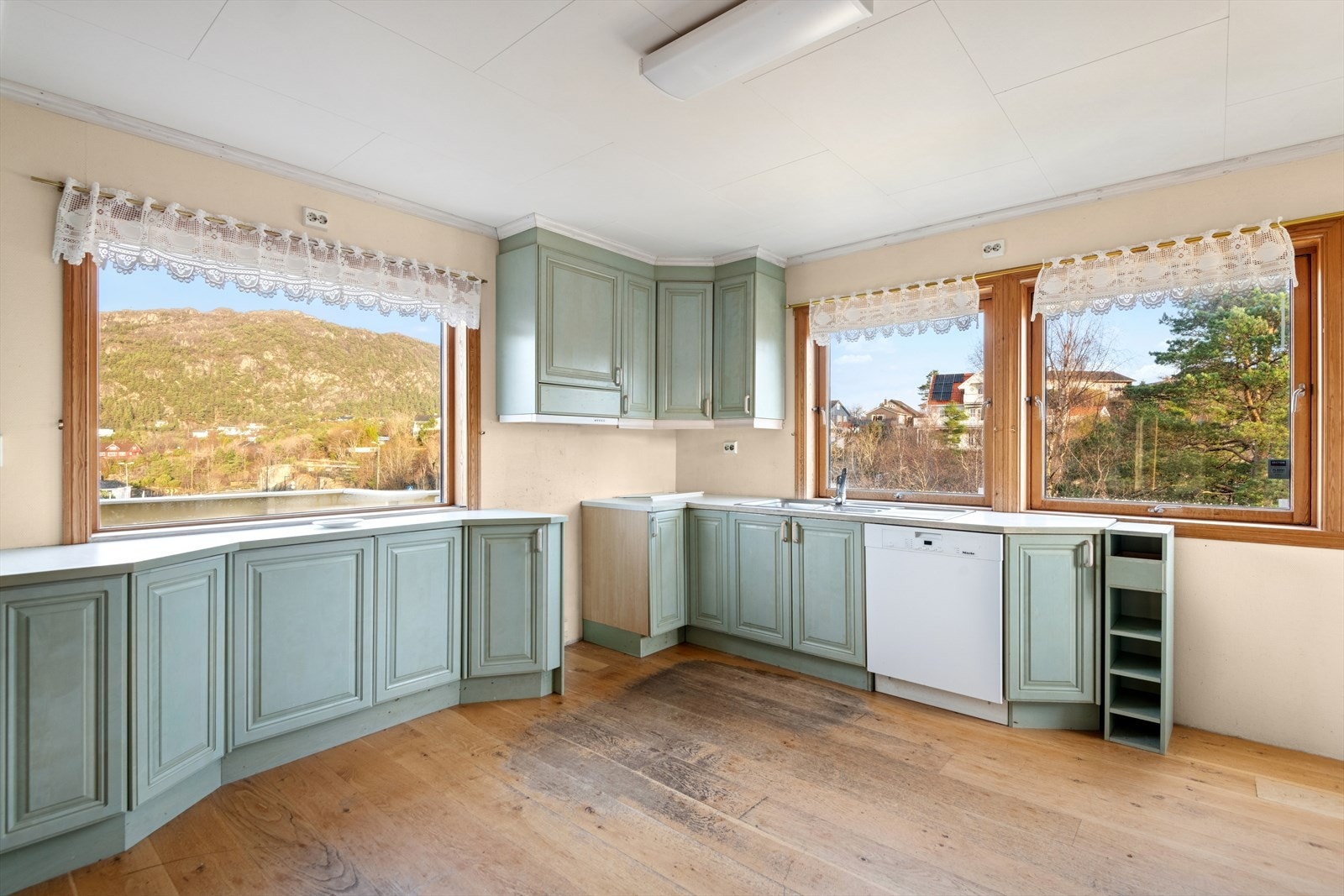 Romslig kjøkken med profilerte fronter og laminat benkeplate. Galleribilde