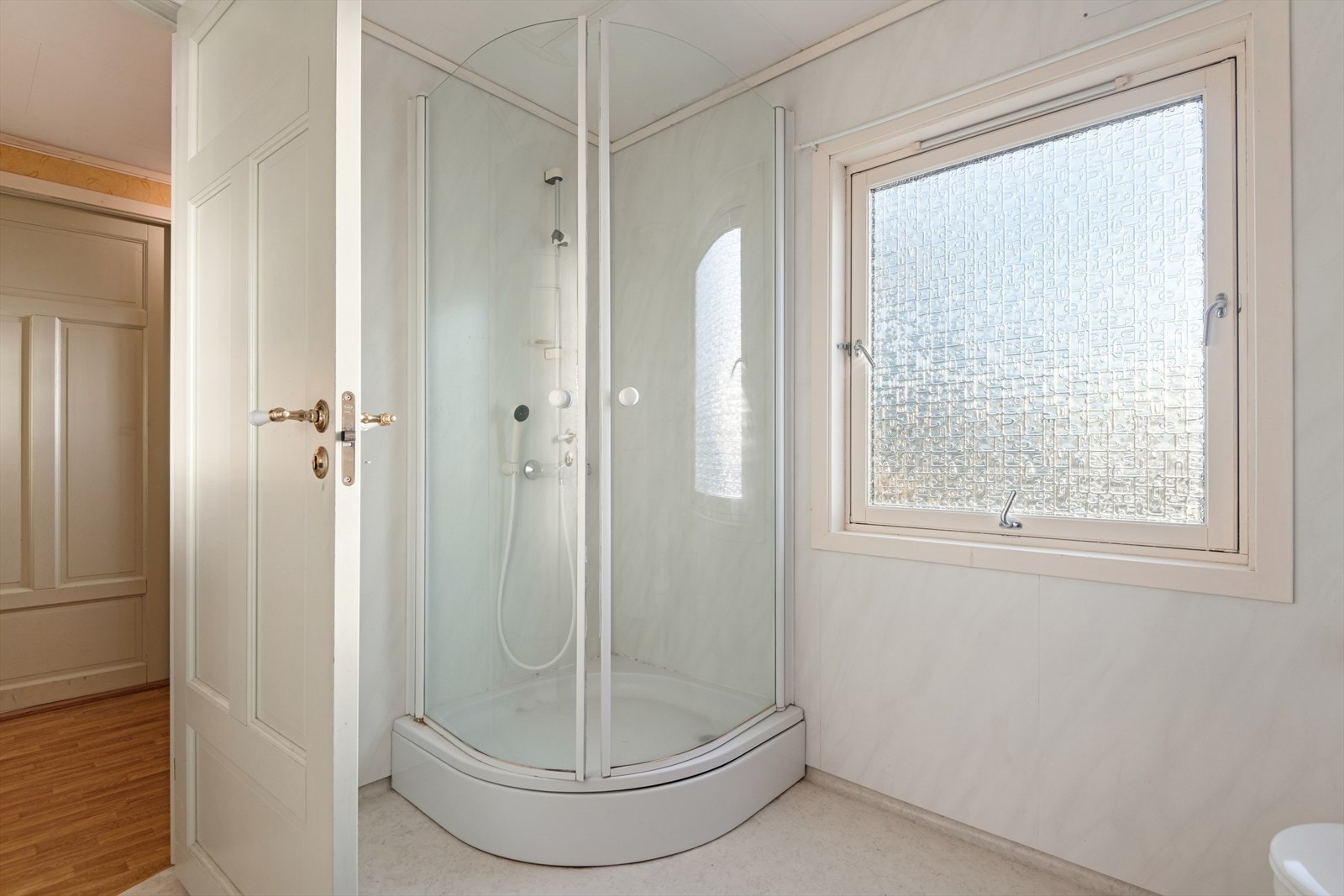 Dusjkabinett på baderommet i 1. etg. Galleribilde