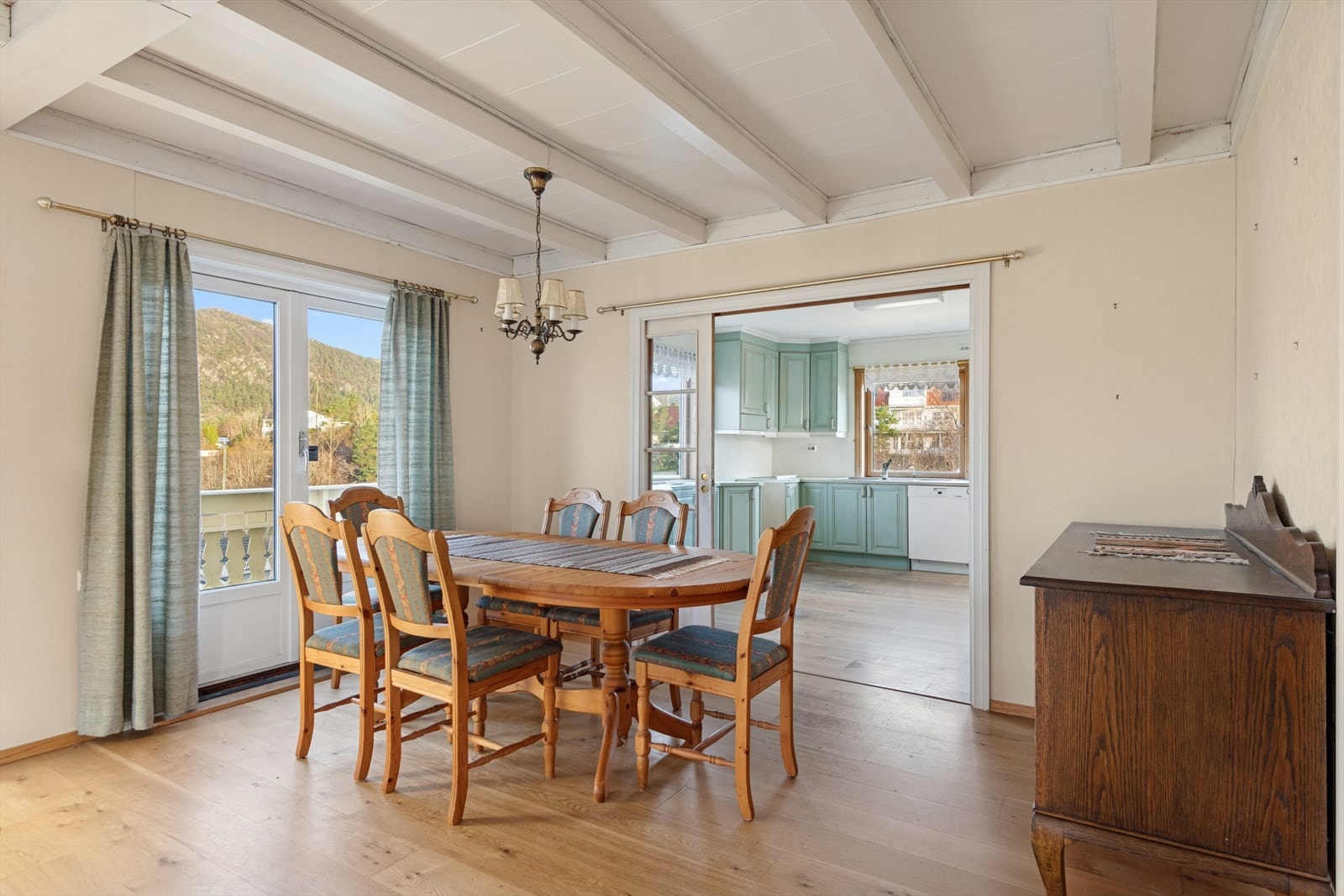 Spisestue med direkte tilgang til kjøkkenet gir en funksjonell løsning. Galleribilde