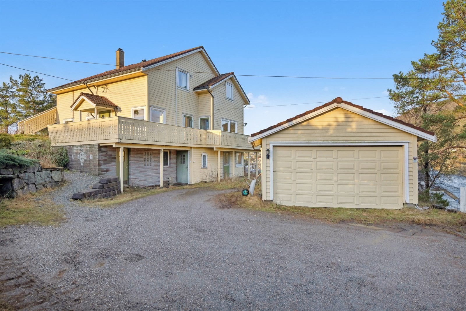 Her er god plass til flere biler i tunet i tillegg til garasjeparkering. Galleribilde