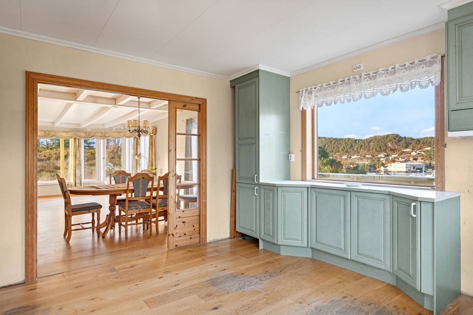 Doble glassskyvedører inn til spisestuen. Galleribilde