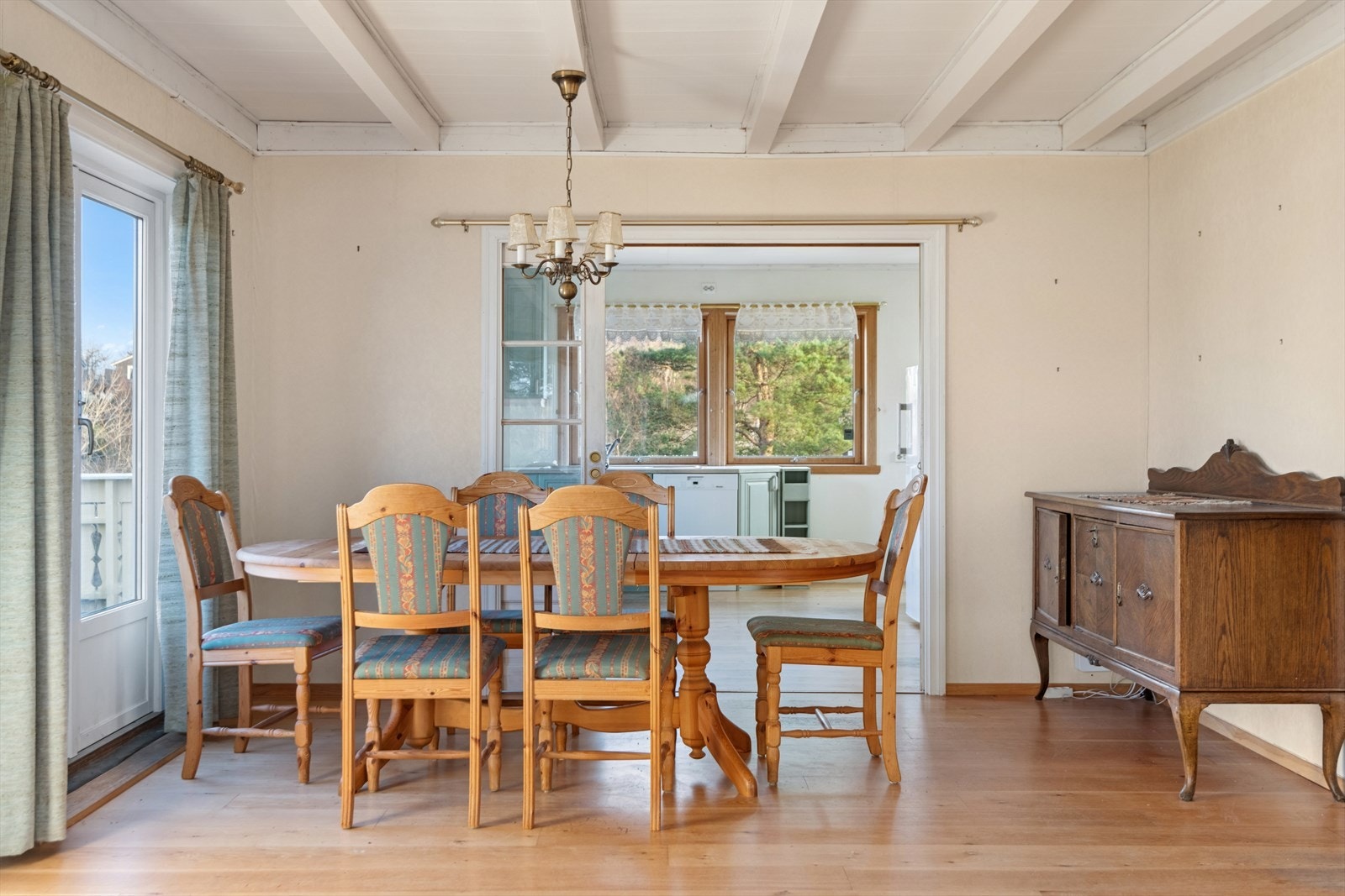 Utgang til uteplass fra spisestuen. Galleribilde