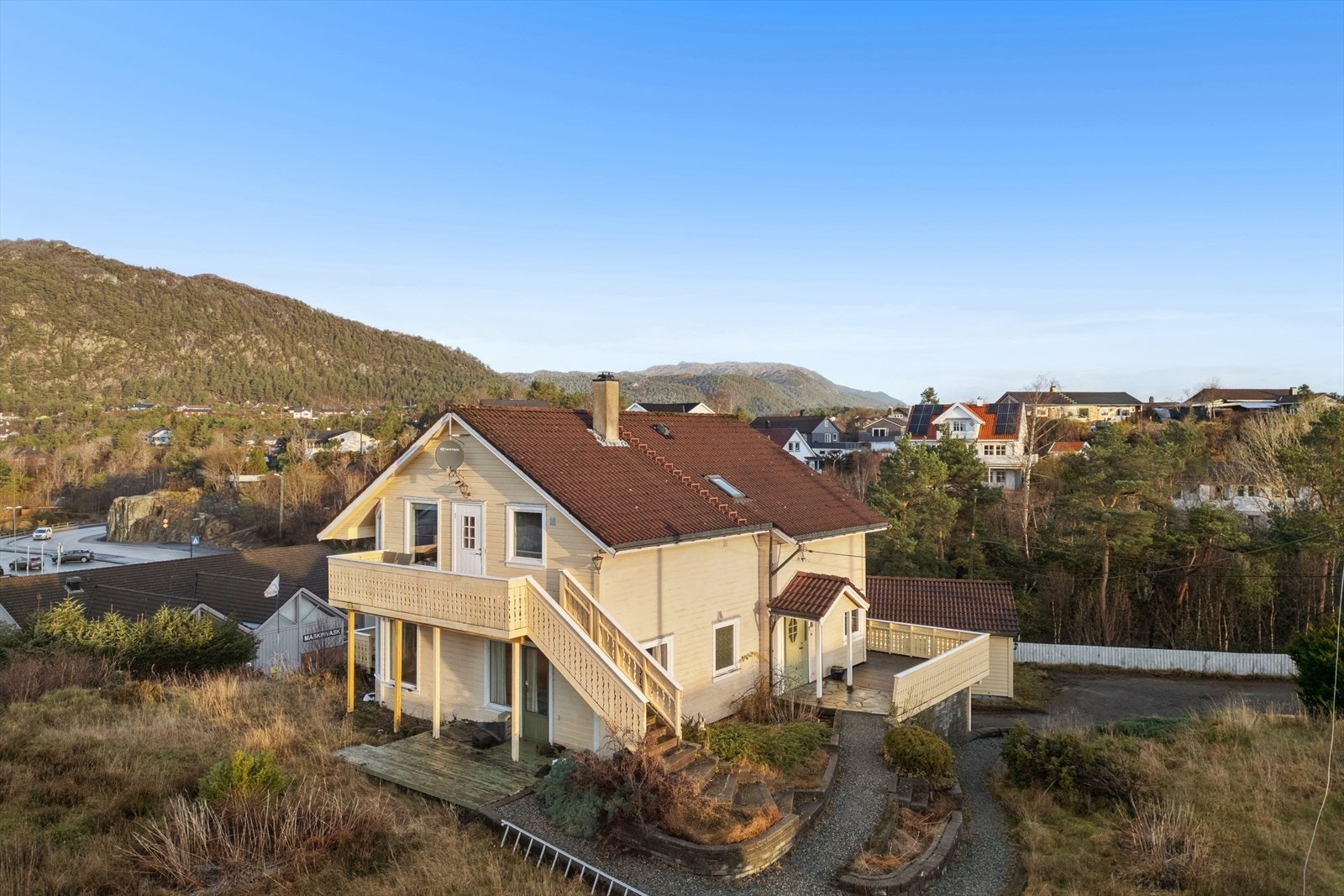 Boligen ligger høyt og fint til i terrenget. Galleribilde