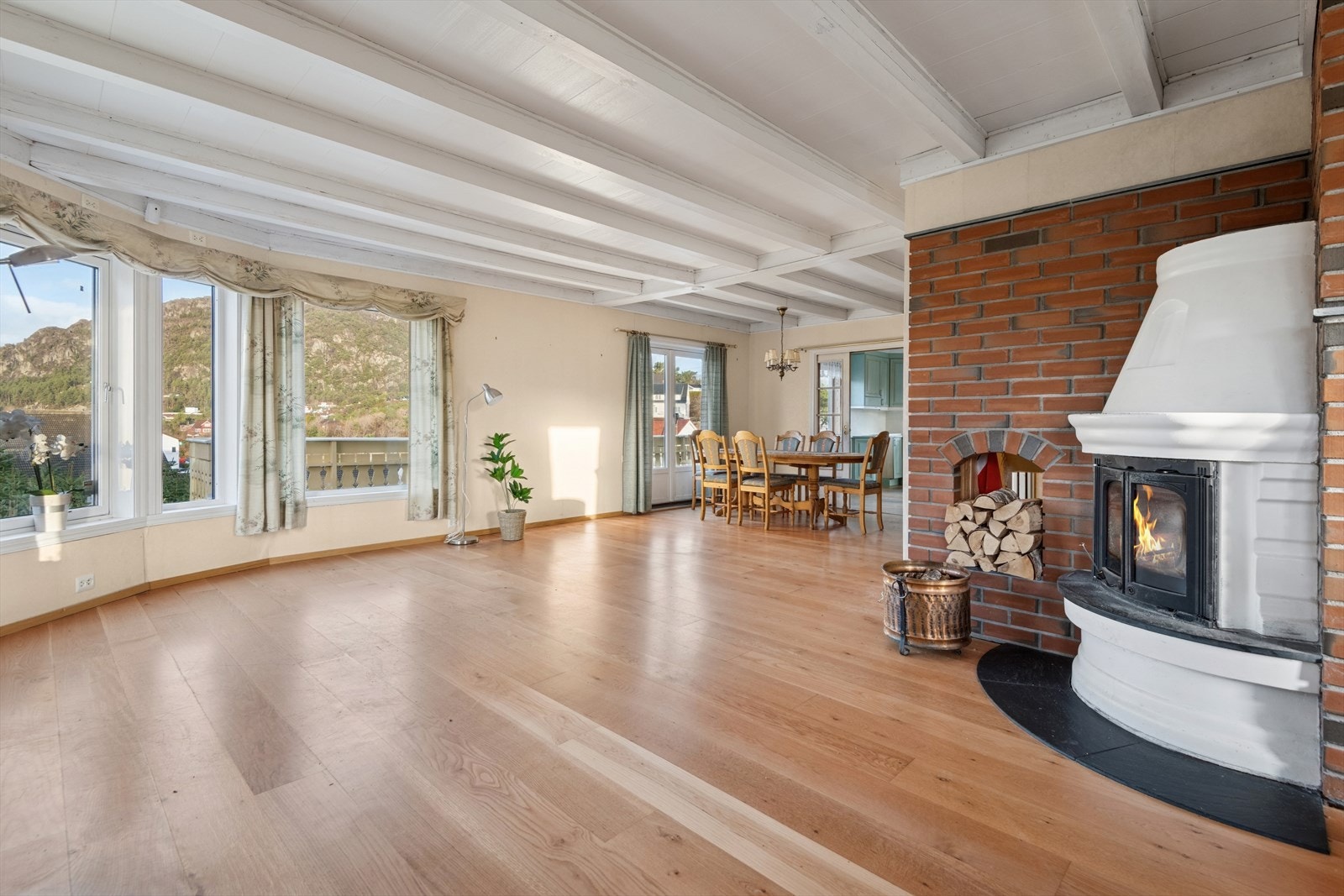 Stuen i 1. etasje har store vindusflater som gir godt utsyn mot hage og natur, samt meget godt med naturlig lys inn. Galleribilde