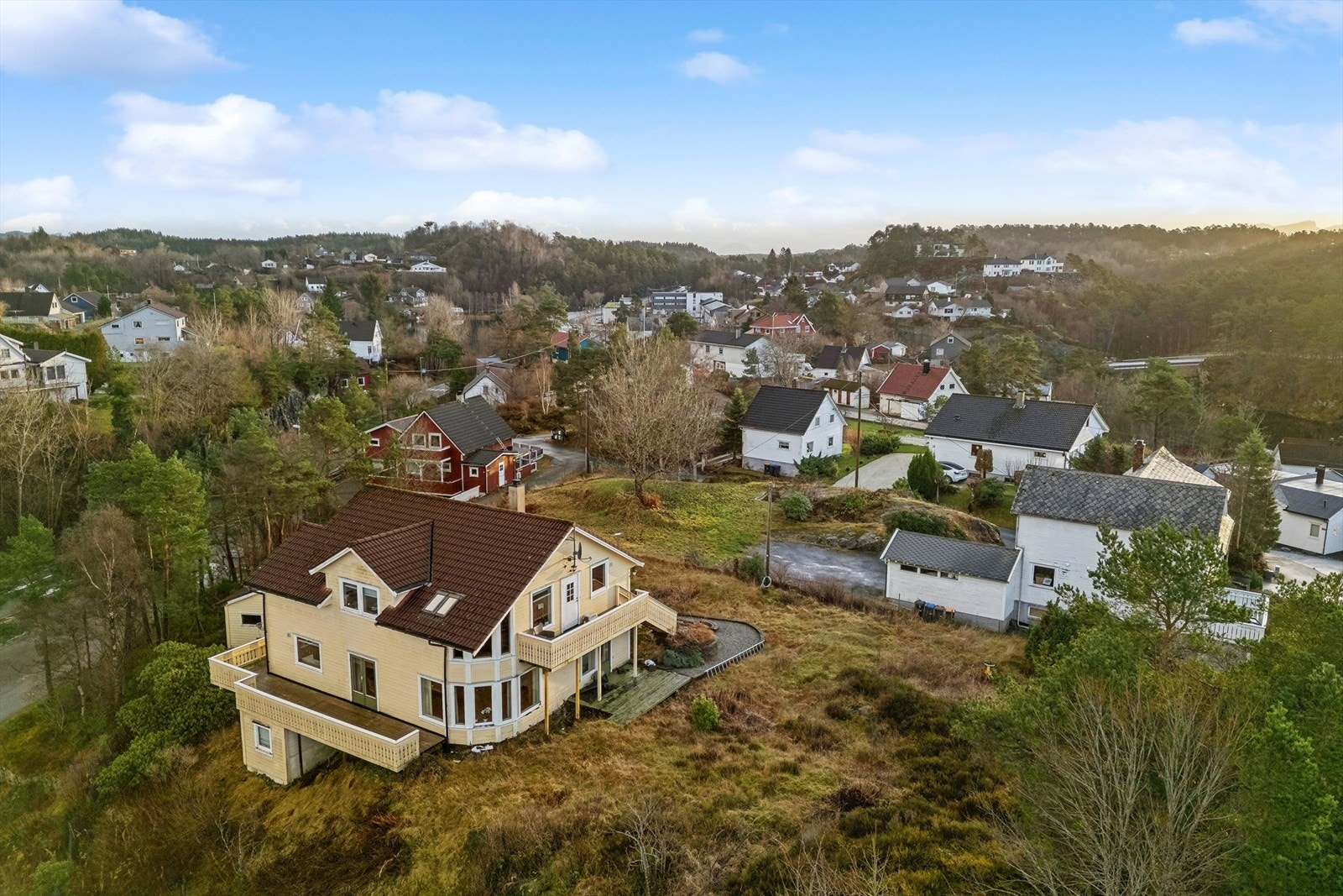 Boligen har en sentral beliggenhet med nærhet til lokale fasiliteter. Galleribilde