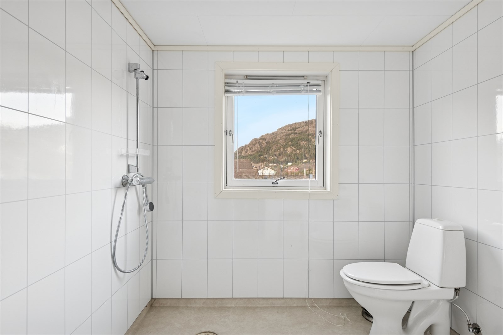 Baderommet i underetasje med plater på vegger og gulvbelegg med vannbåren varme. Galleribilde