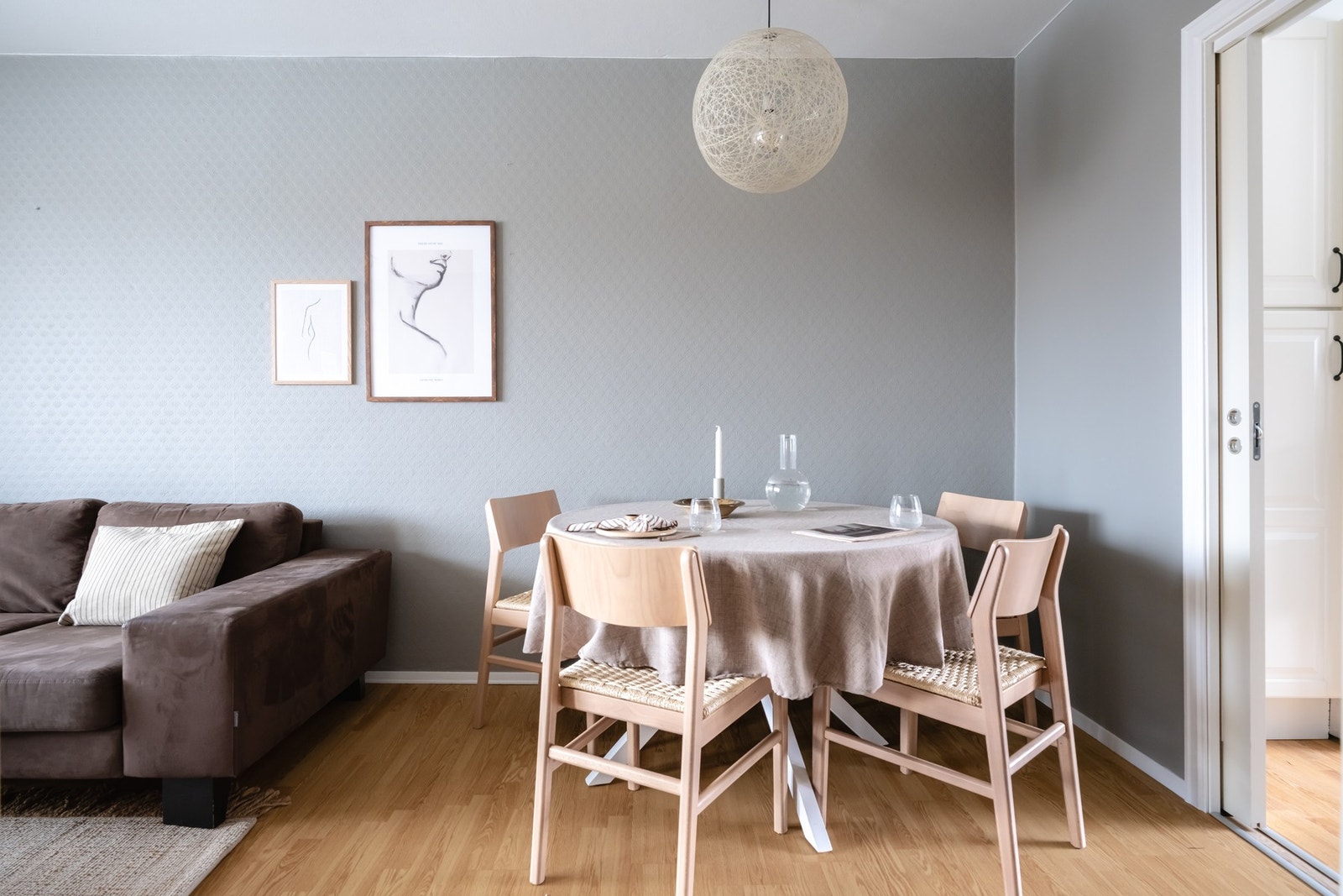 Videre er det fin plass for spisebord hvor venner og familie kan samles til hyggelige sammenkomster. Galleribilde