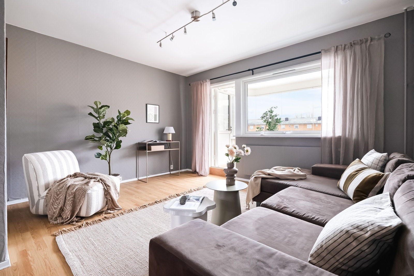 Vi trekker inn og kommer inn i boligens oppholdsrom. Galleribilde
