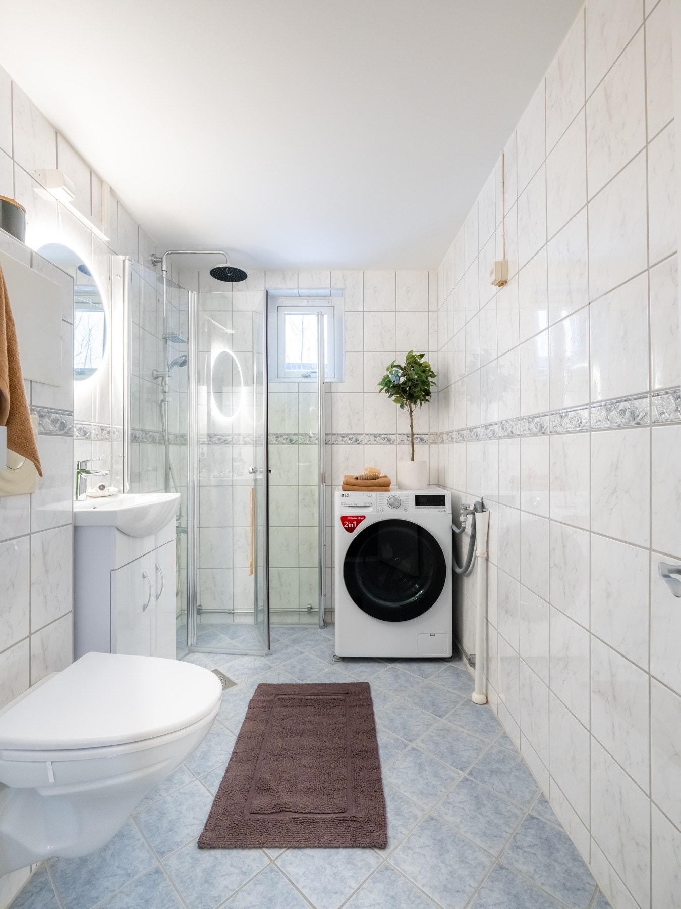Badet er utstyrt med skap med glatte fronter, servant, vegghengt toalett og regnfalldusj med innfellbare dusjdører. På badet er det opplegg for vaskemaskin. Galleribilde