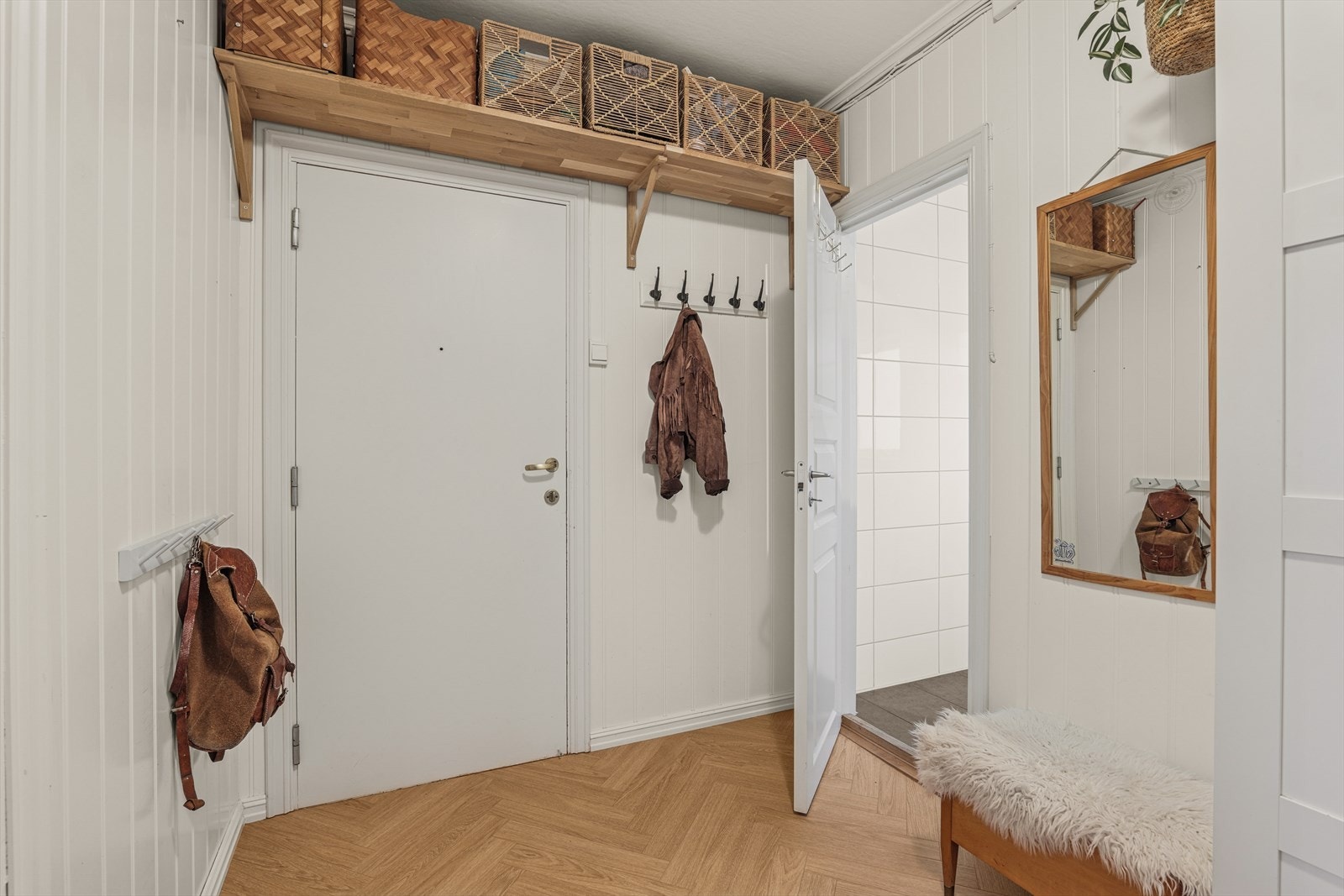 Over inngangsdøren er det montert en smart hylle løsning som gir ekstra lagringsplass. Galleribilde