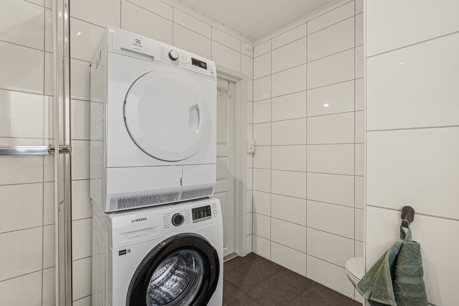 Det er opplegg for vaskemaskin/tørketrommel på badet, noe som gjør rommet svært brukervennlig i hverdagen. Galleribilde