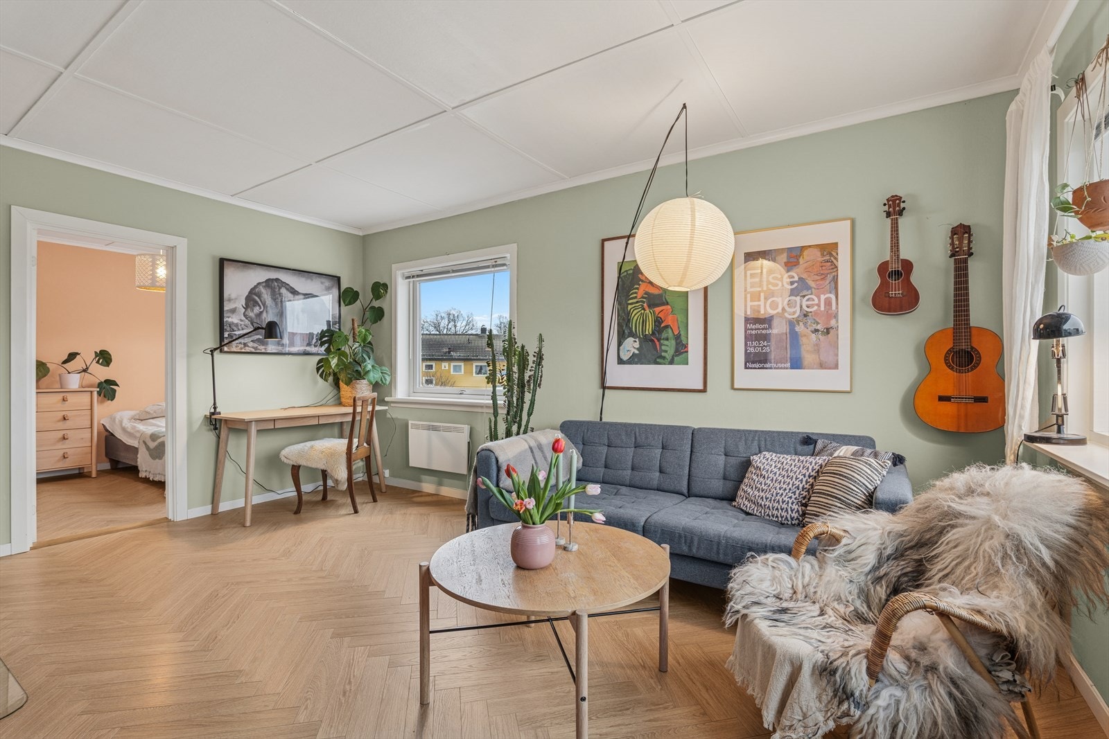 Det er flere vinduer i stuen, noe som slipper inn rikelig med naturlig lys og og skaper en hyggelig atmosfære i rommet. Galleribilde