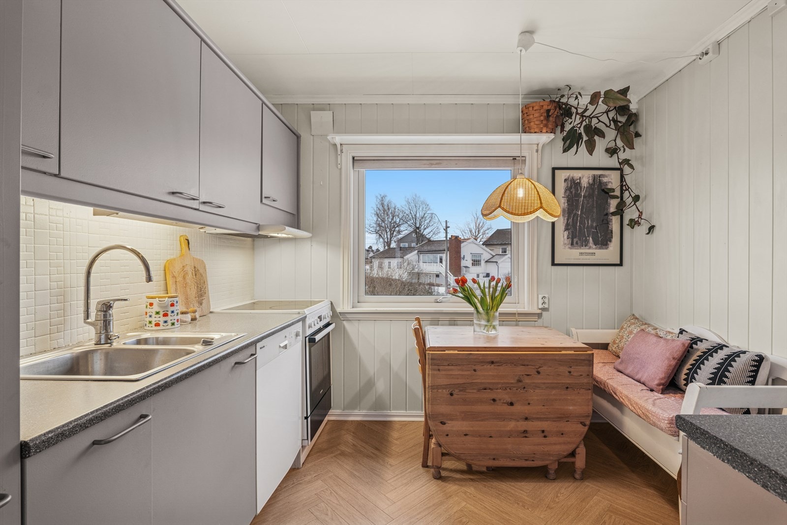 I 2023 ble innredningen malt, noe som gir rommet et friskt og oppgradert uttrykk som glir godt inn i boligens øvrige stil. Galleribilde