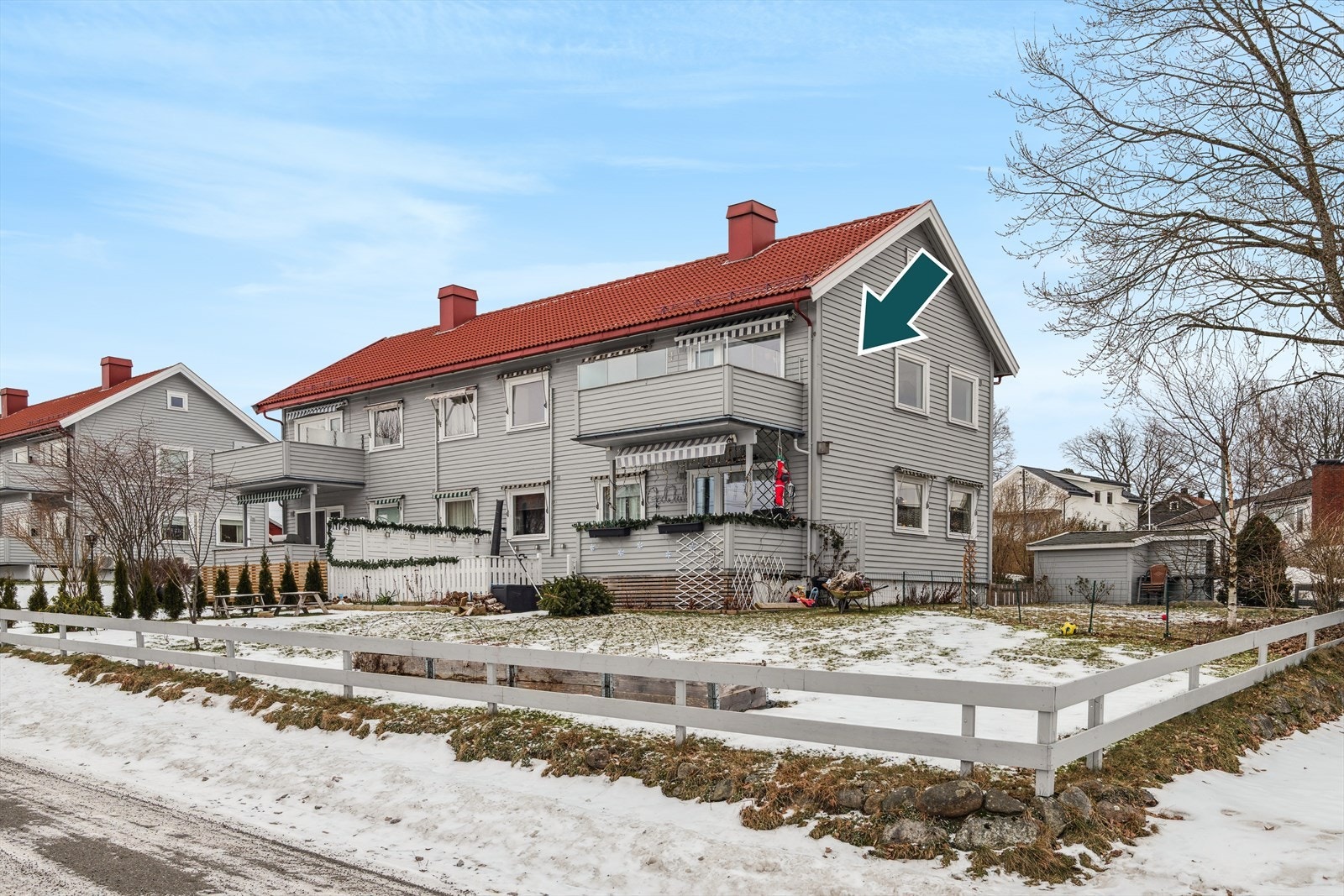 Leiligheten er beliggende i 2. etasje av en 4-mannsbolig. Galleribilde