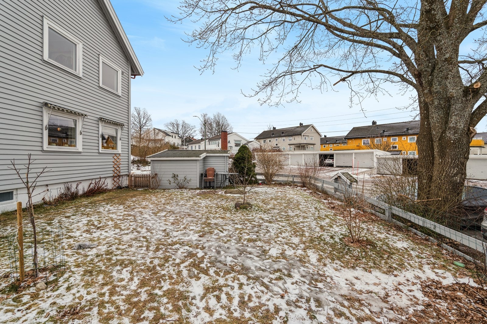 Denne hyggelige delen av fellestomten disponeres av eier av leiligheten. En hyggelig uteplass med blomster, prydbusker samt eple- og plommetre. En liten egen oase. Galleribilde