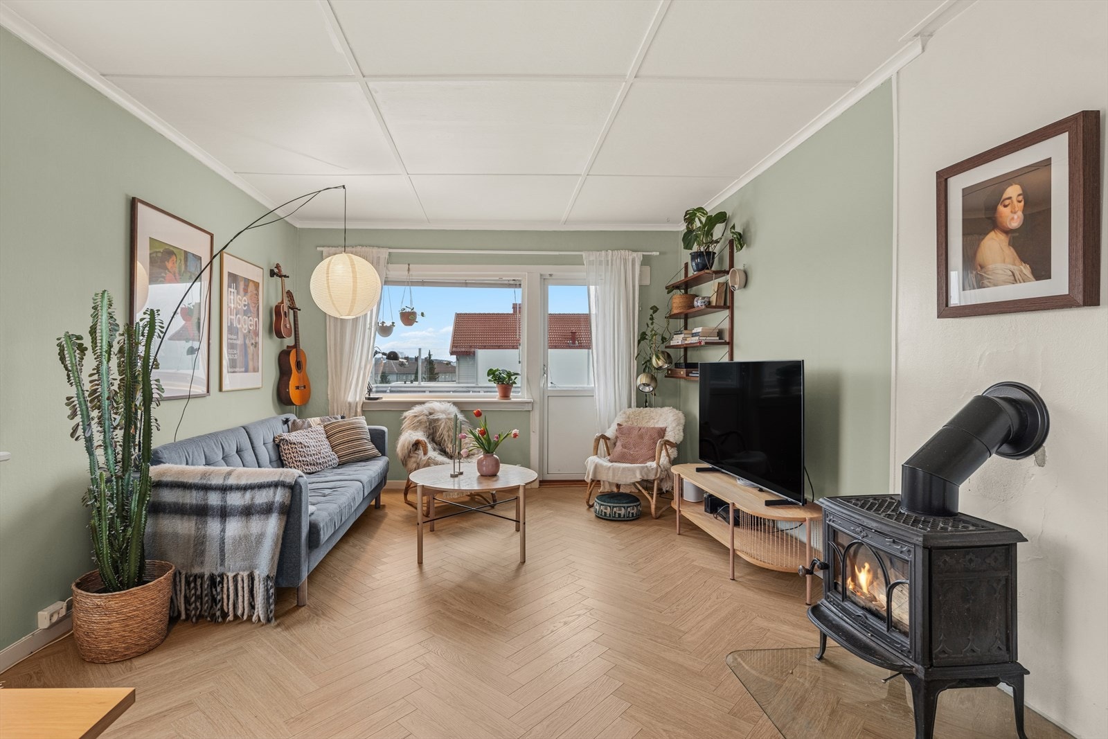 Vedovnen i stuen er både til hygge og nytte på mørke høstkvelder og kalde vinterdager. Galleribilde