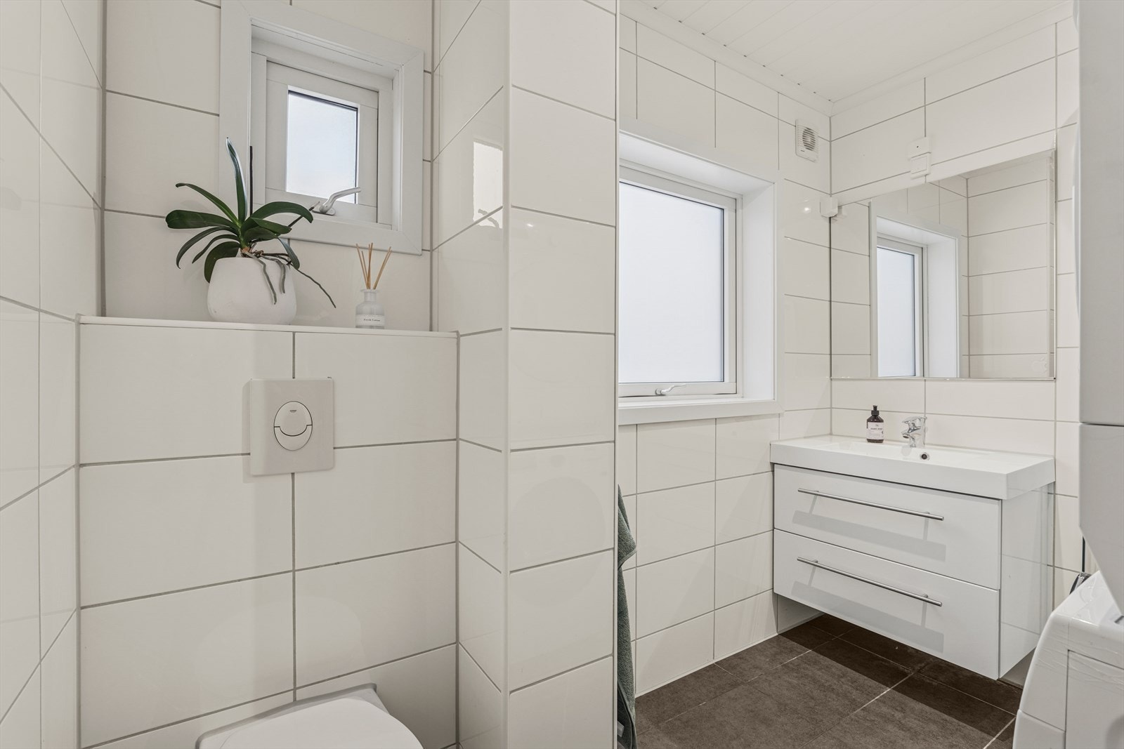 Baderommett ble pusset opp i 2016 og fremstår moderne og funksjonelt. Galleribilde