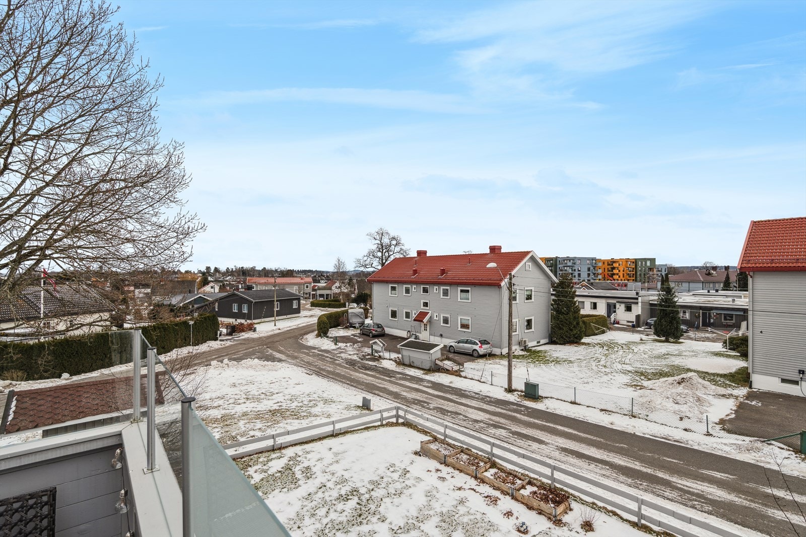 Her kan du nyte både gode solforhold og fine utsiktsforhold. Balkongen har plass til sittegruppe, beplantning og det lille ekstra som gjør uteplassen til et avslappende tilfluktssted på varme sommerdager. Galleribilde