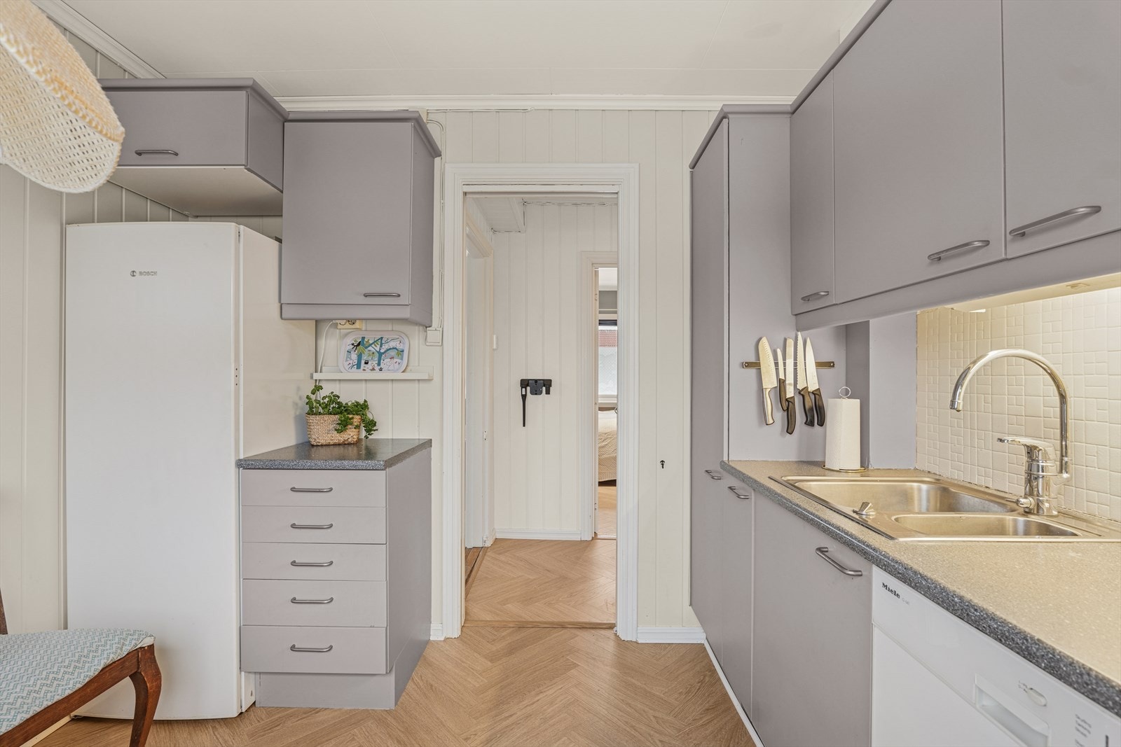 Det er adkomst til kjøkkenet fra gangen/entrén. Galleribilde