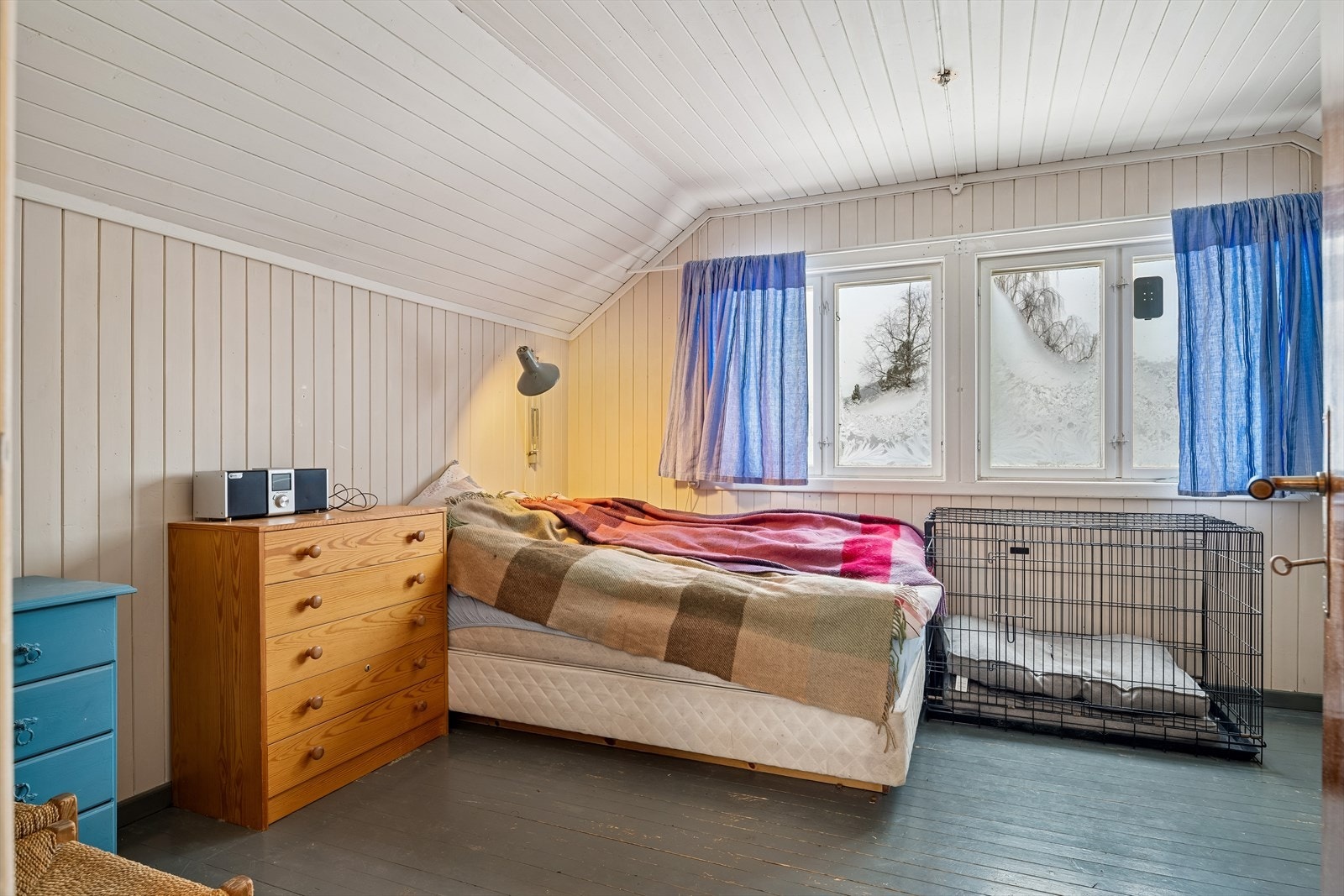 Det ene soverommet har plass til seng og oppbevaringsløsninger. Galleribilde