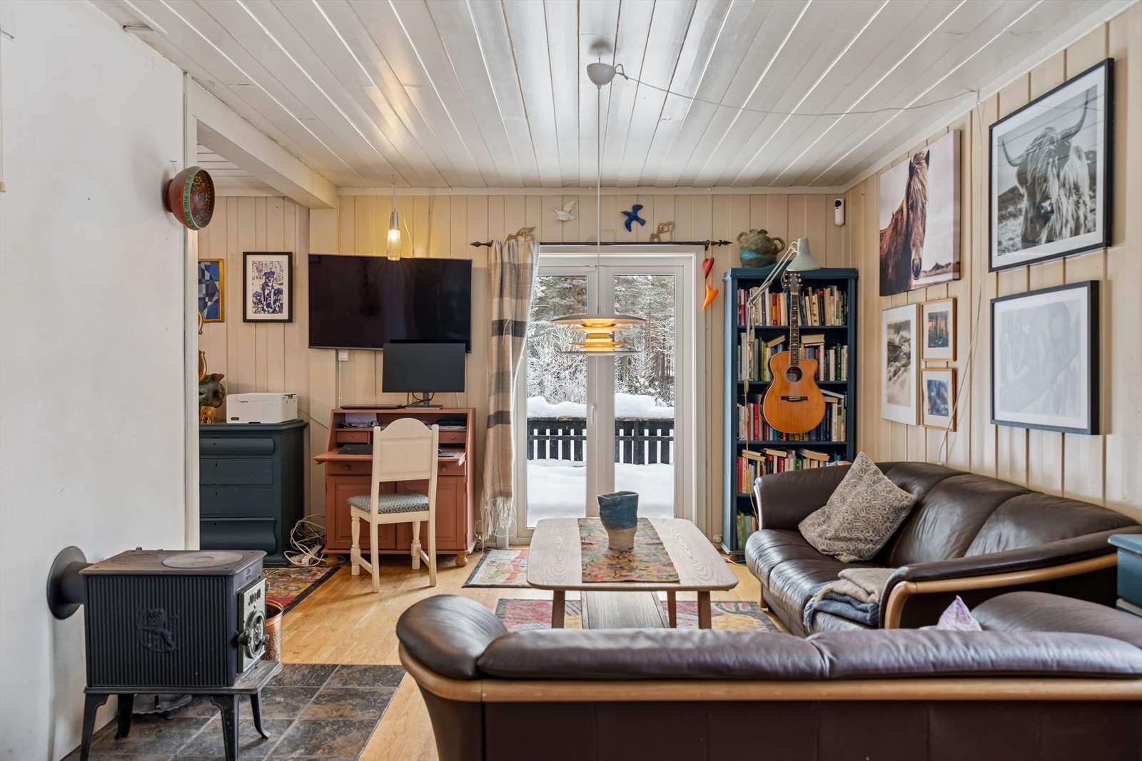 Stuen er i god størrelse med vedovn og direkte utgang til terrassen. Galleribilde