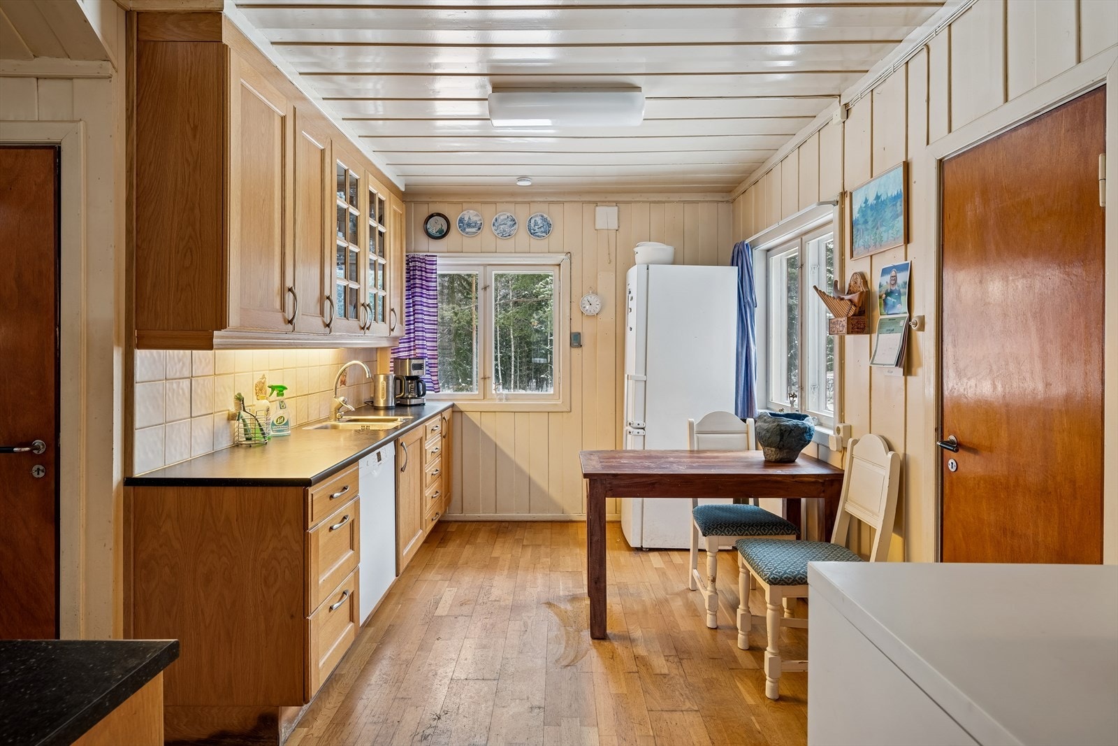 Kjøkkenet har en tradisjonell innredning i tre med god skap- og benkeplass. Galleribilde