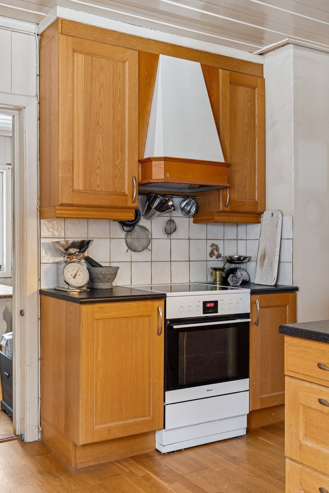 Innredning med mekanisk avtrekksvifte over stekesonen og opplegg for oppvaskmaskin. Galleribilde