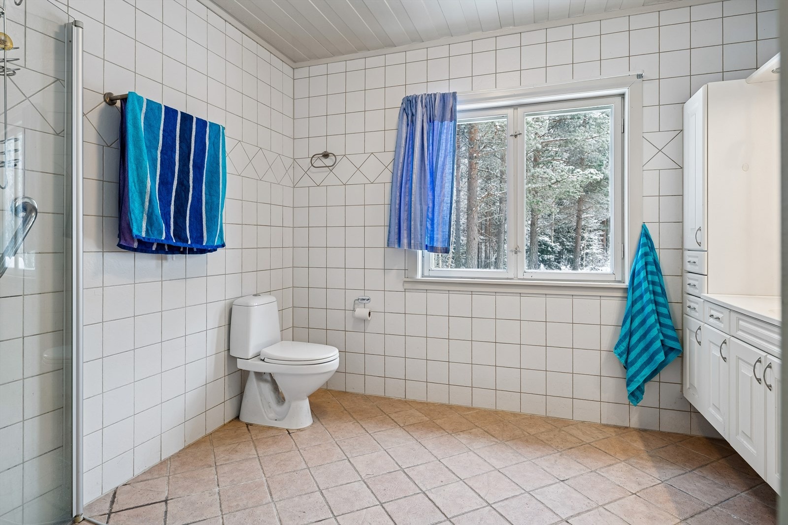 Badet i første etasje er romslig og flislagt, med toalett og dusjhjørne. Galleribilde