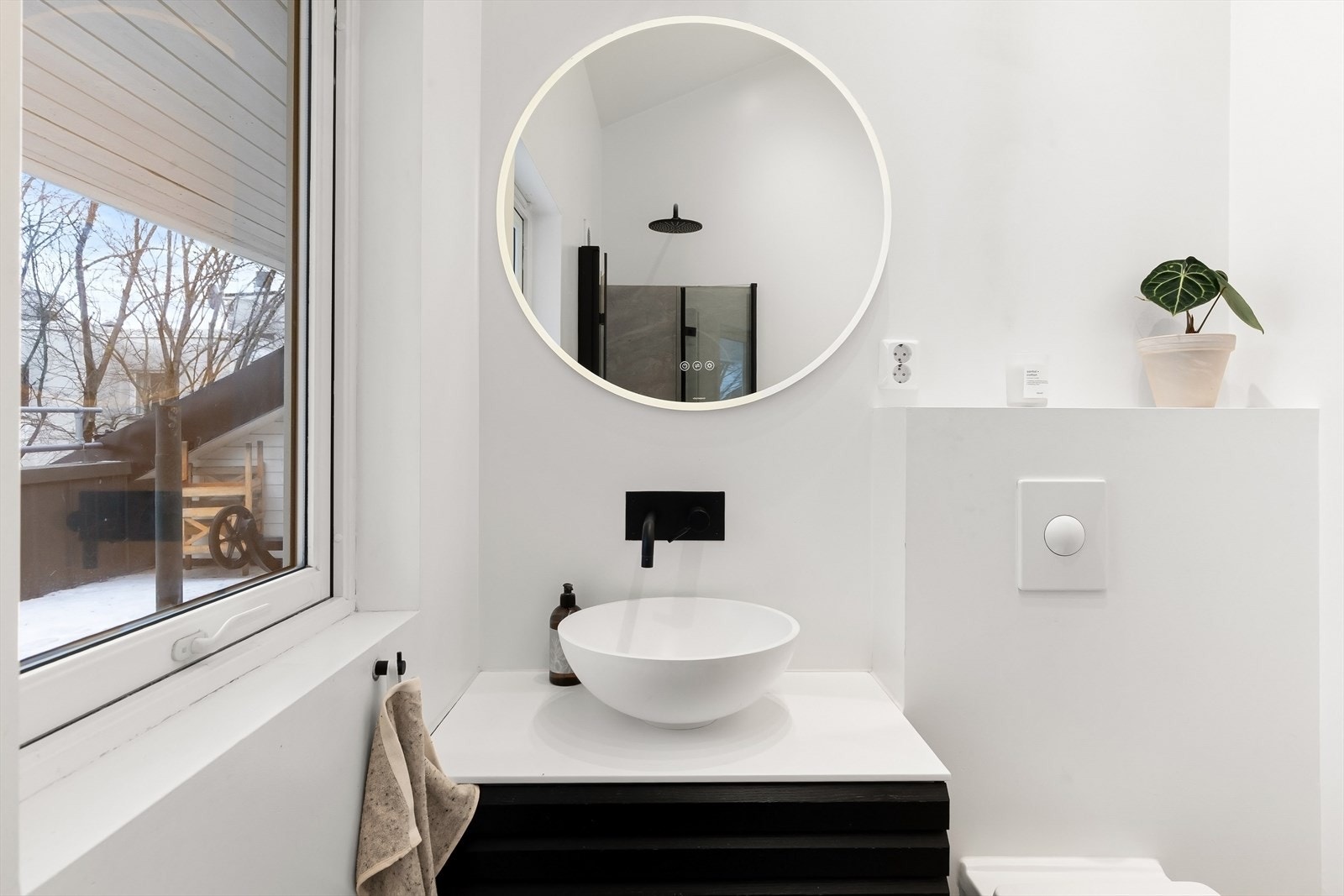 Nytt dusjgarnityr, dusjdører og baderomsinnredning, tapwell blandebatteri fra 2022. Galleribilde