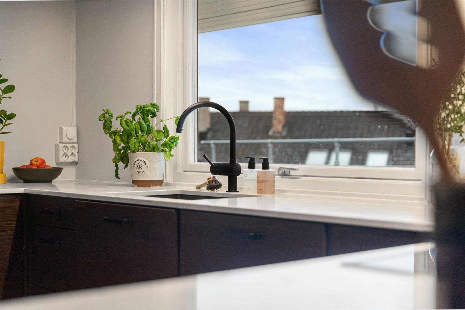 Integrert i kjøkkeninnredningen er stekeovn, platetopp, oppvaskmaskin, vinskap og kjøl/frys. Galleribilde