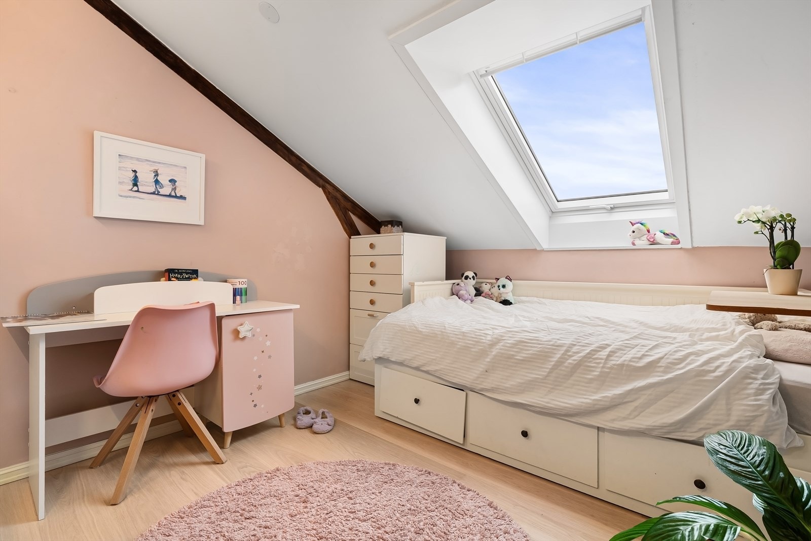 Her er det god plass til dobbeltseng og tilhørende møblement. Galleribilde