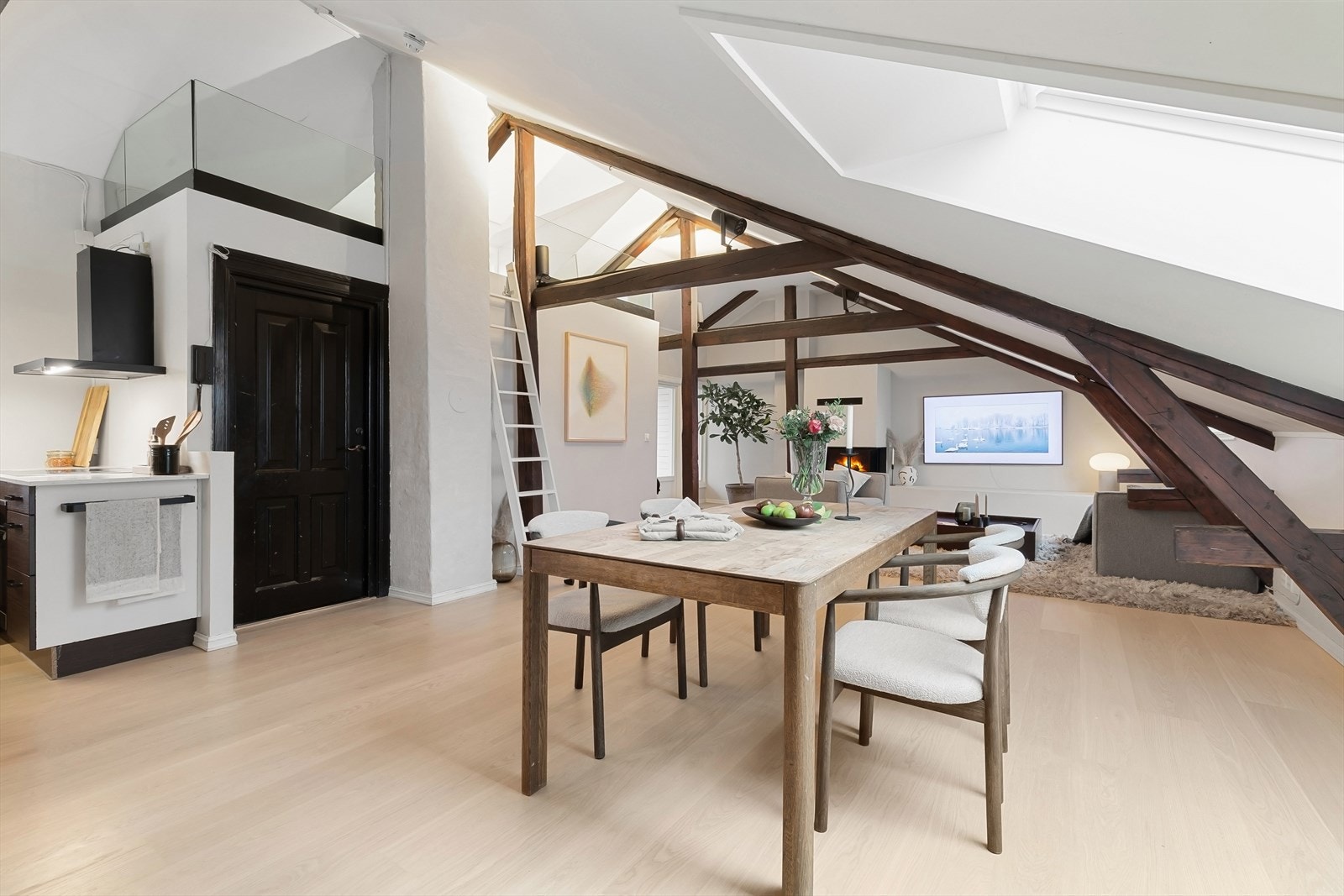 Spisestuen fremstår svært innbydende med god plass til spisebord av god størrelse. Legg merke til hems på ca. 10 kvm gulvflate med adkomst opp fra stue. Galleribilde